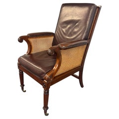 Fauteuil bergère de bibliothèque de style Régence en acajou et osier, avec coussins en cuir