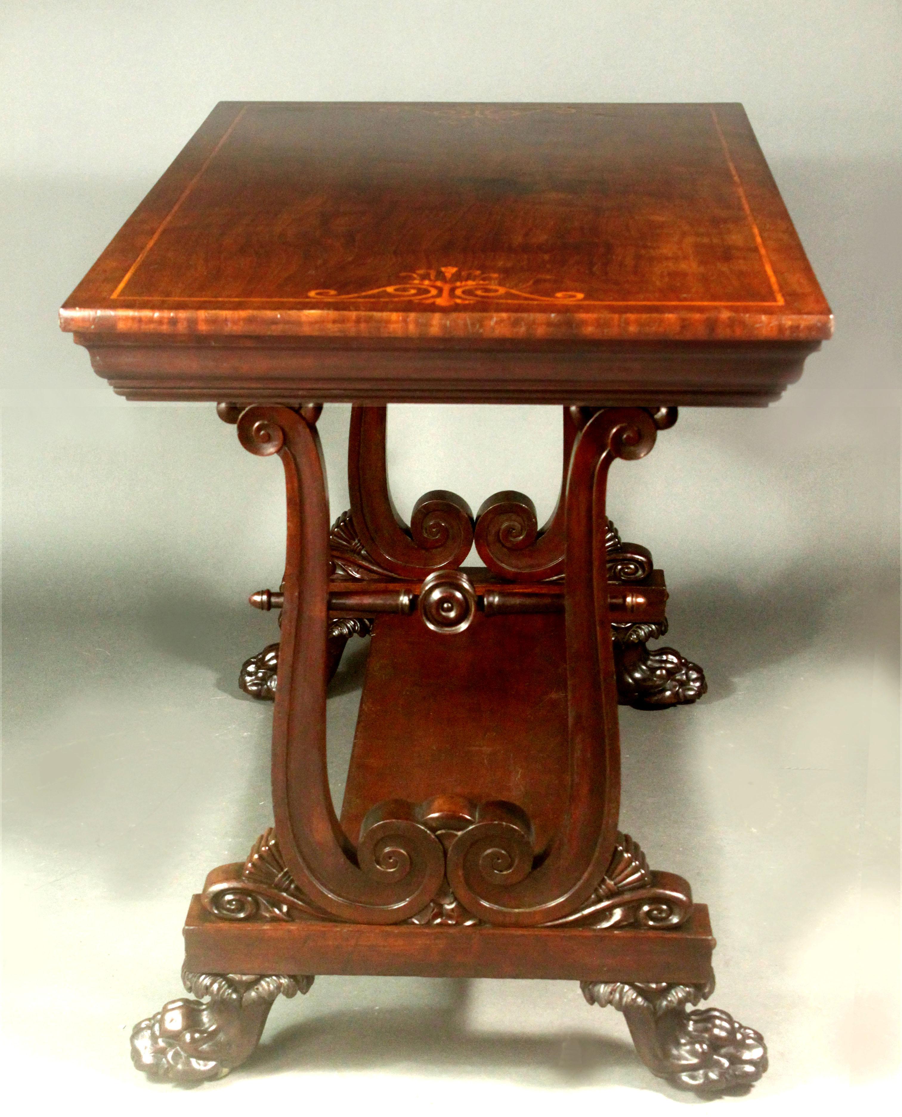 Regency Table centrale en acajou de style Régence en vente