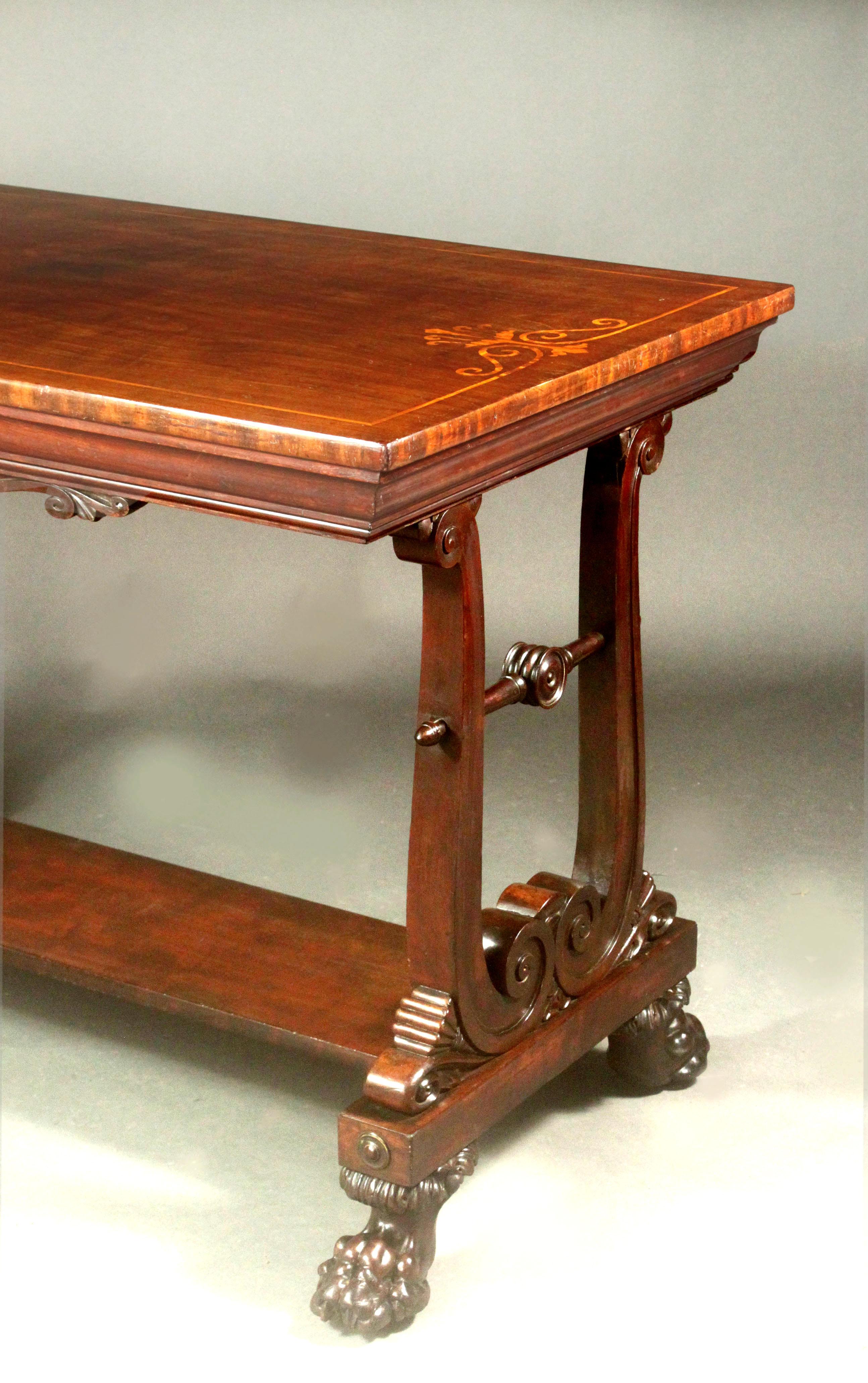 Début du XIXe siècle Table centrale en acajou de style Régence en vente