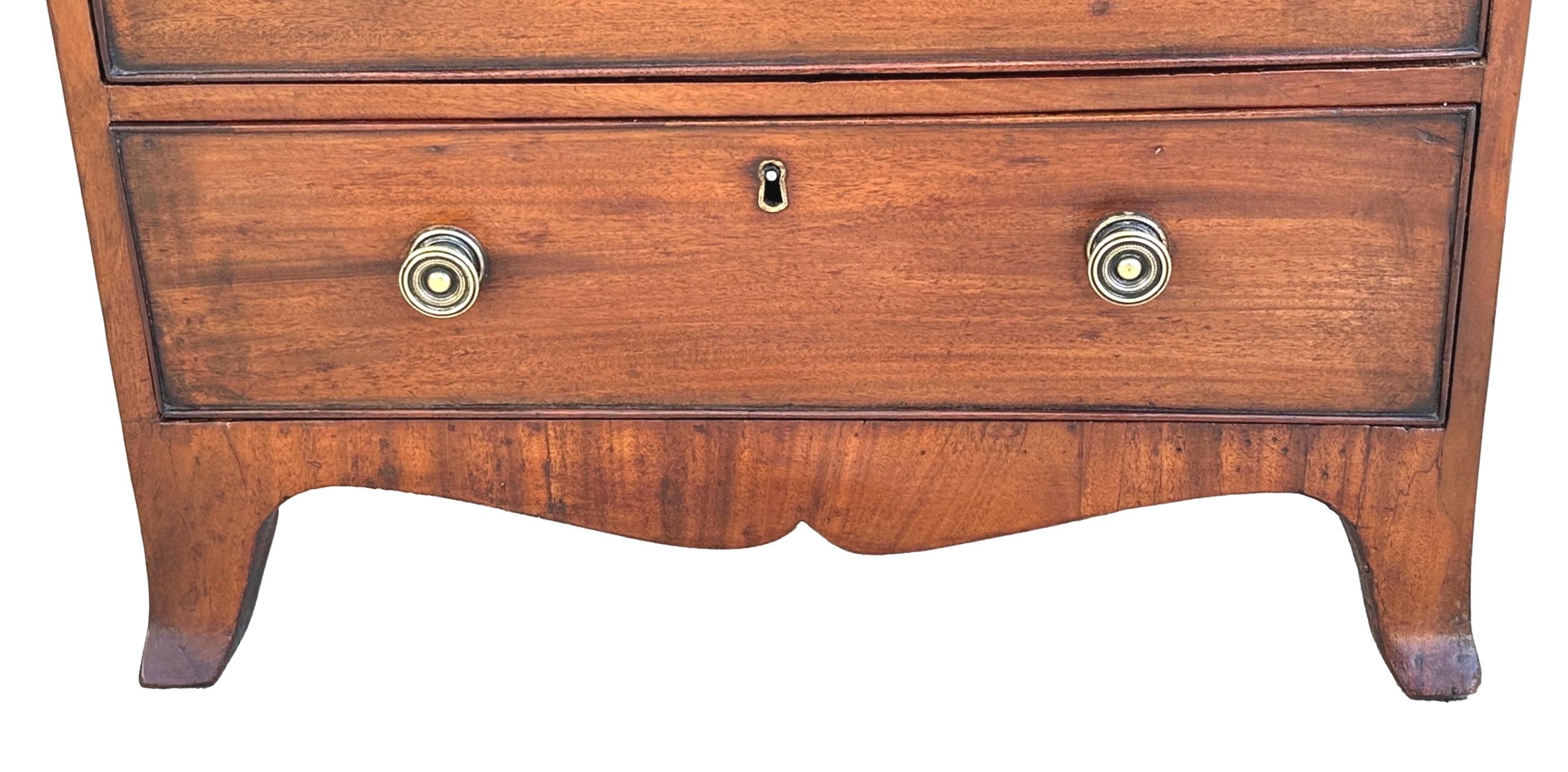 Regency Mahogany Childs Chest of Drawers In Good Condition For Sale In Bedfordshire, GB