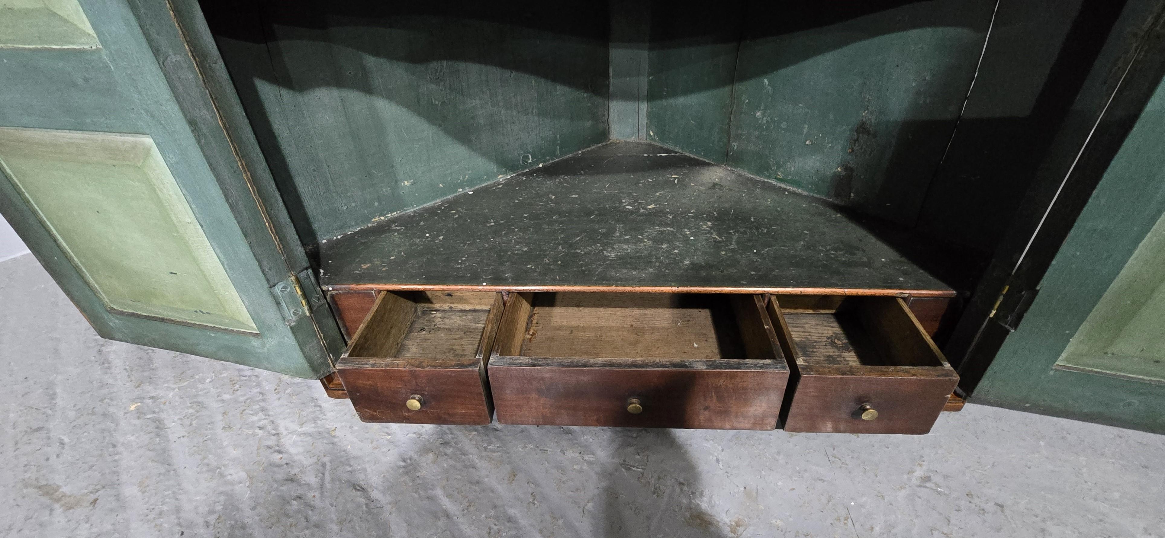 Regency-Eckschrank aus Mahagoni im Angebot 1