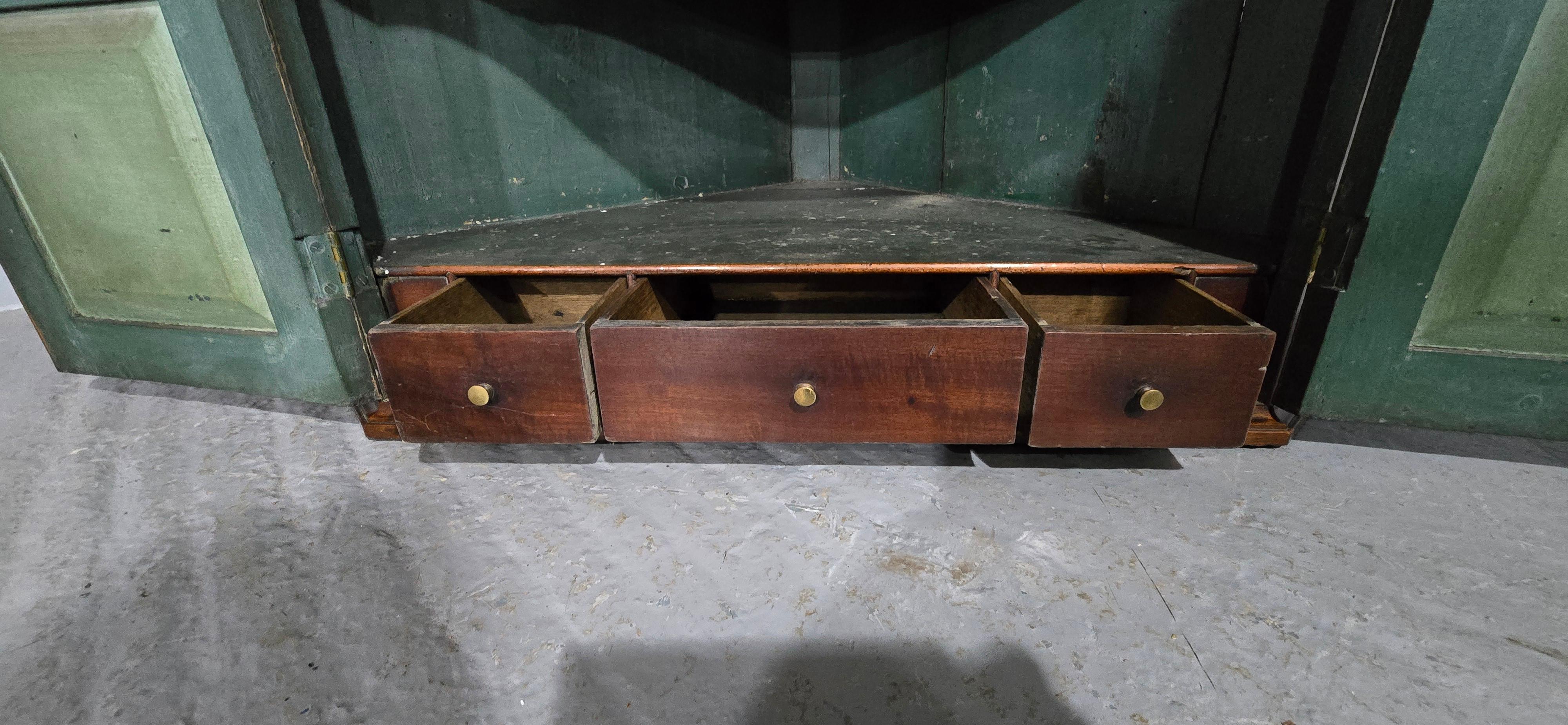 Regency-Eckschrank aus Mahagoni im Angebot 2