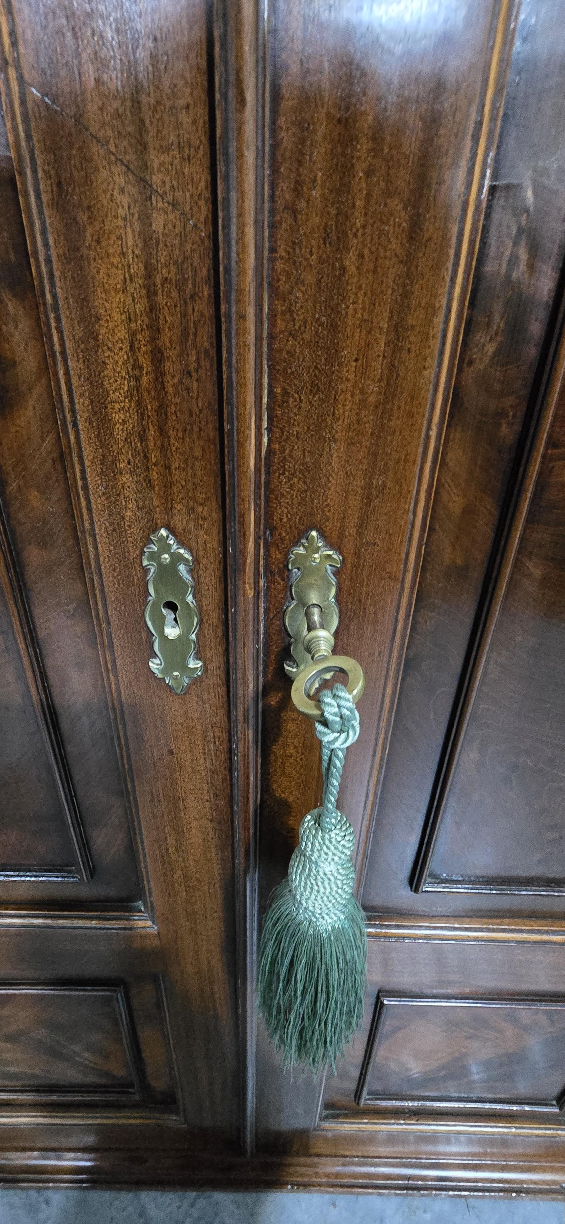 Regency-Eckschrank aus Mahagoni im Angebot 3