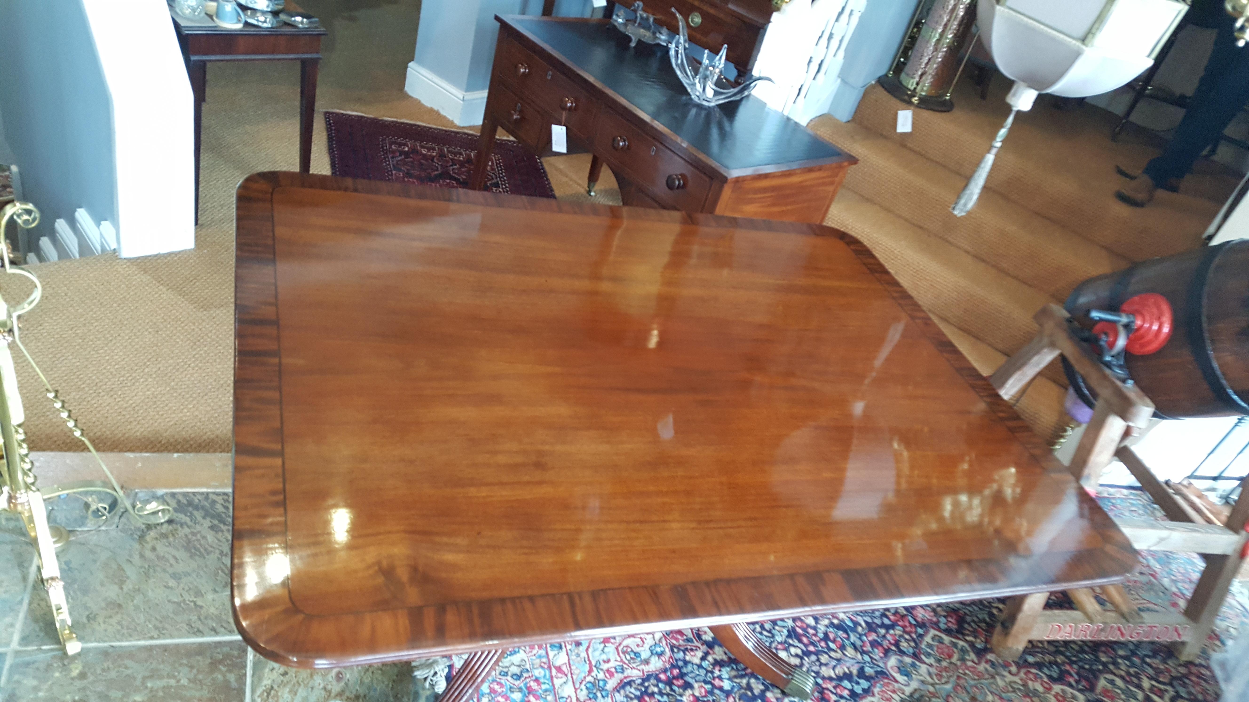 Regency Mahogany Crossbanded Tilt Top Pedestal Breakfast Table In Good Condition For Sale In Altrincham, GB