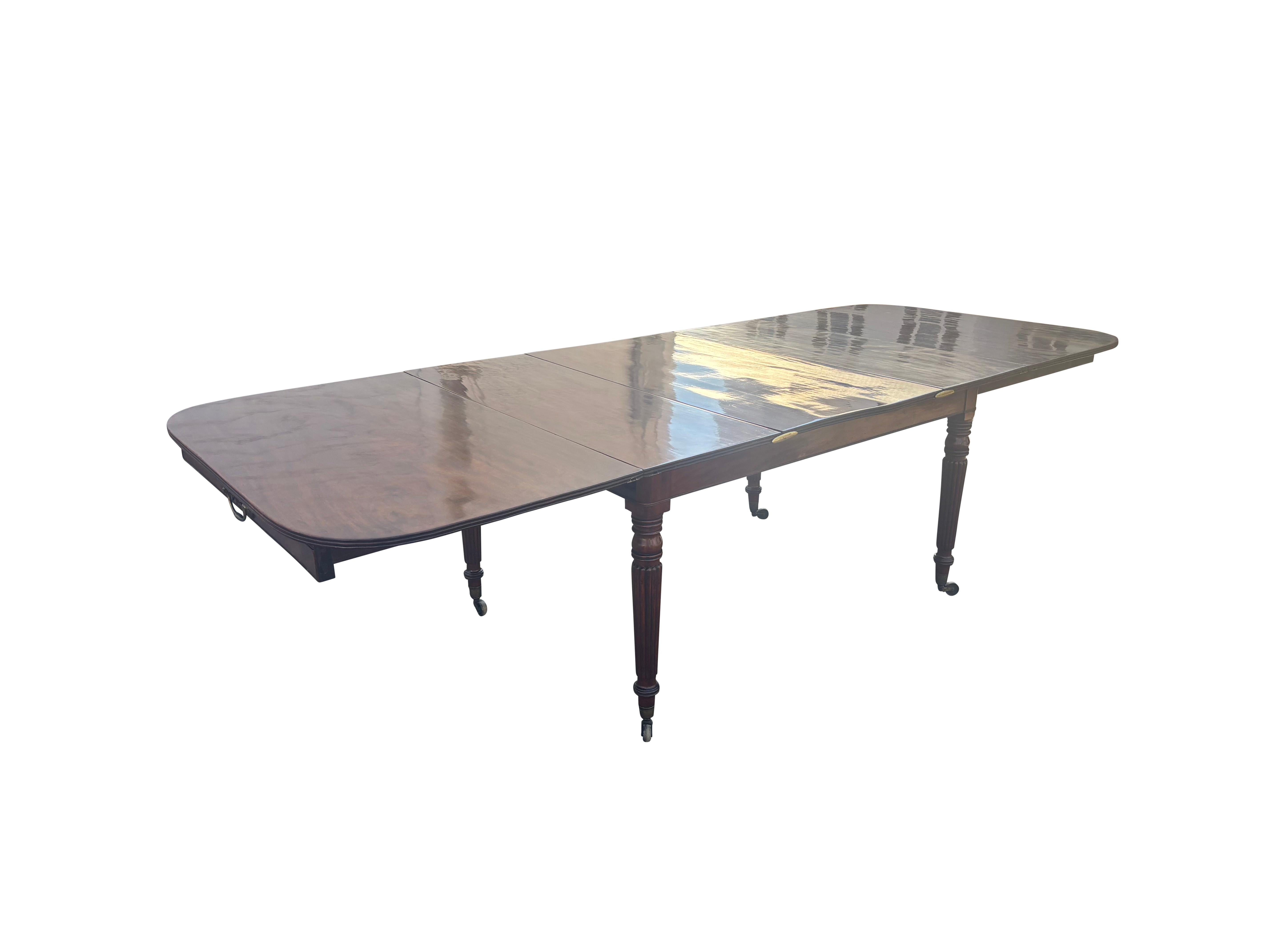 Regency Mahogany Draw Leaf Dining Table In Good Condition In Essex, MA