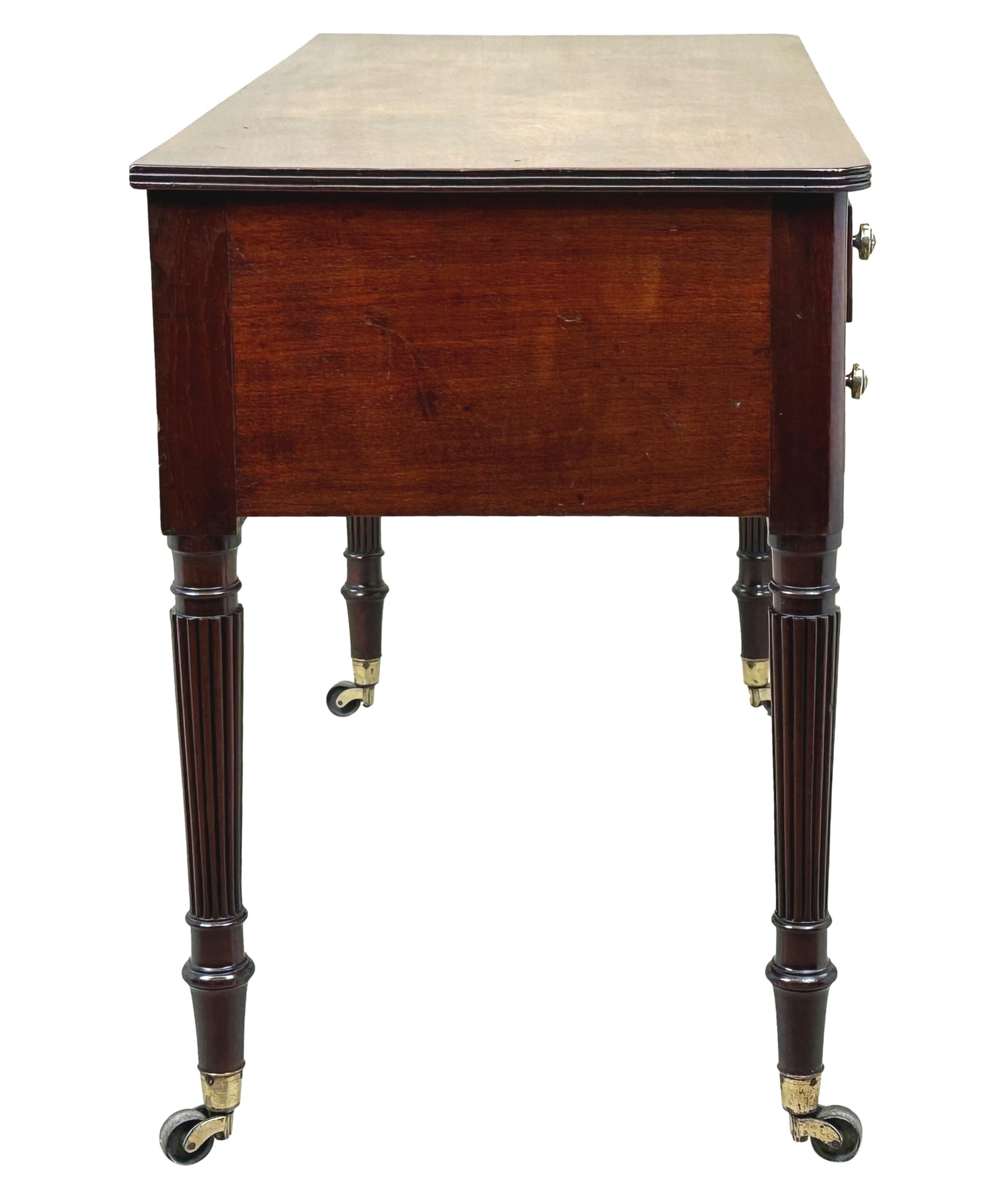 A very good quality early 19th century regency period mahogany dressing table, having well figured top over five drawers with replacement brass knobs, raised on elegant fine turned and reeded legs, retaining original brass castors.


Dating to