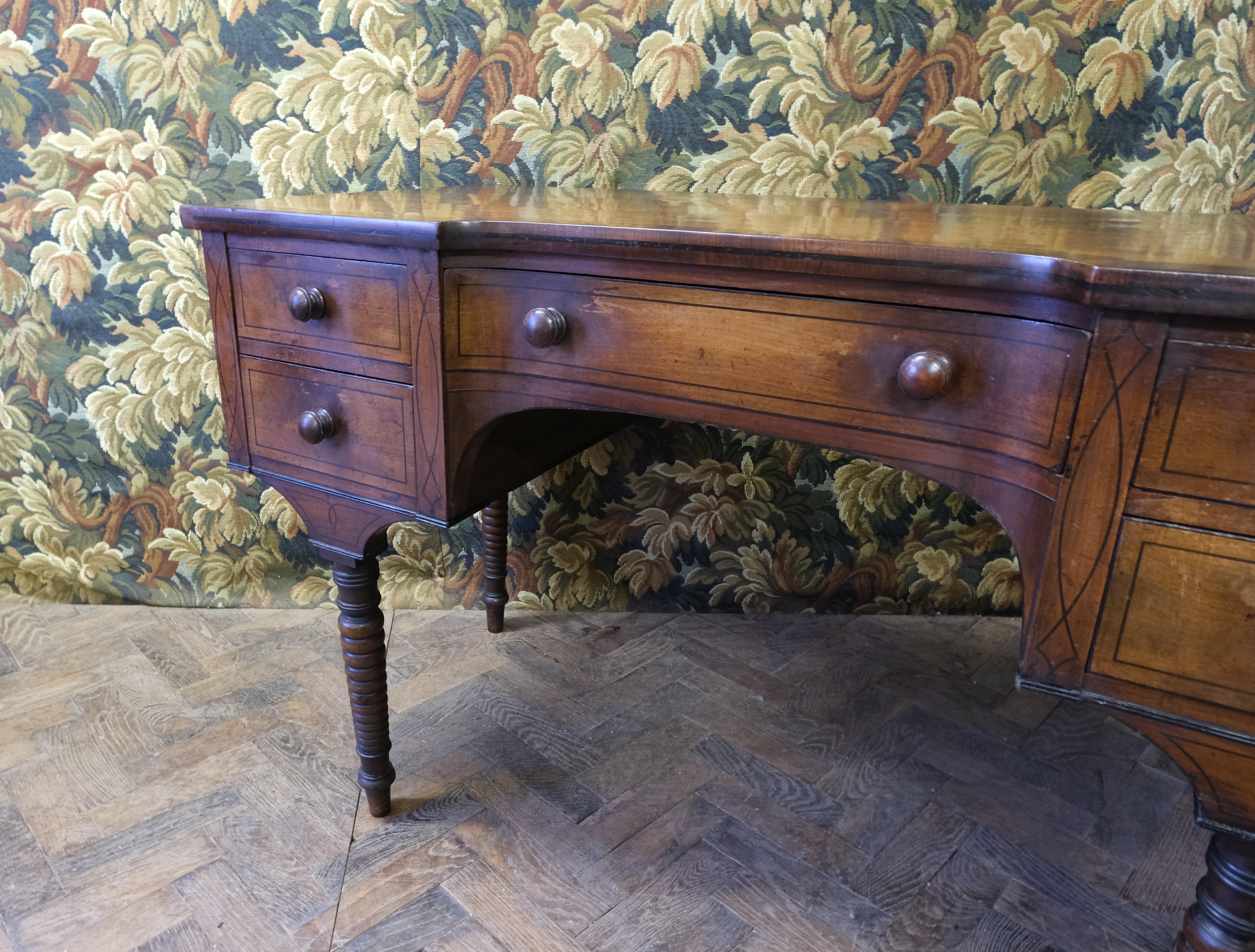 Veneer Regency mahogany dressing table For Sale