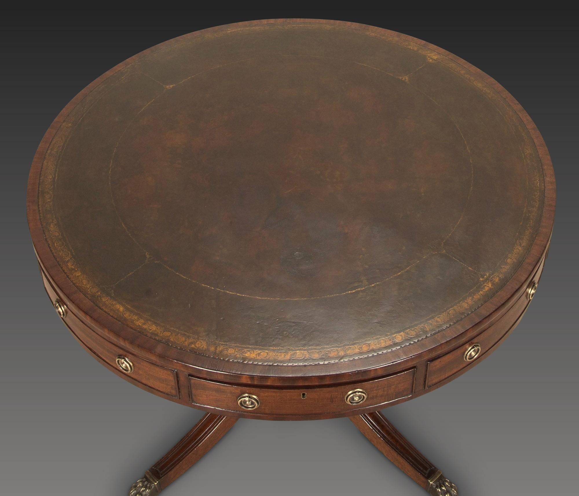 Sculpté à la main Regency Mahogany Drum Table en vente