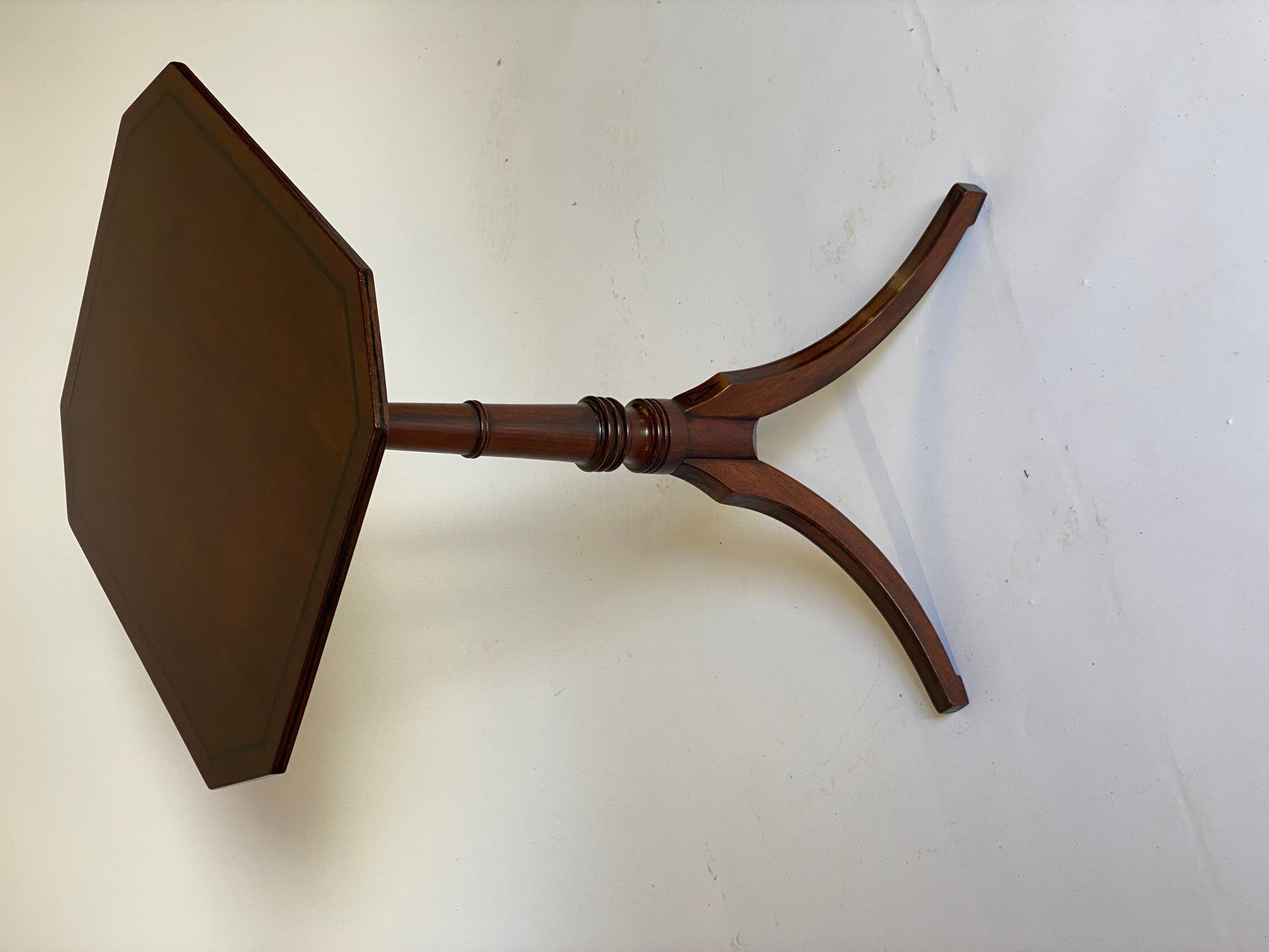 Regency Table Up Up de style Régence en acajou et marqueterie ébénisterie en vente