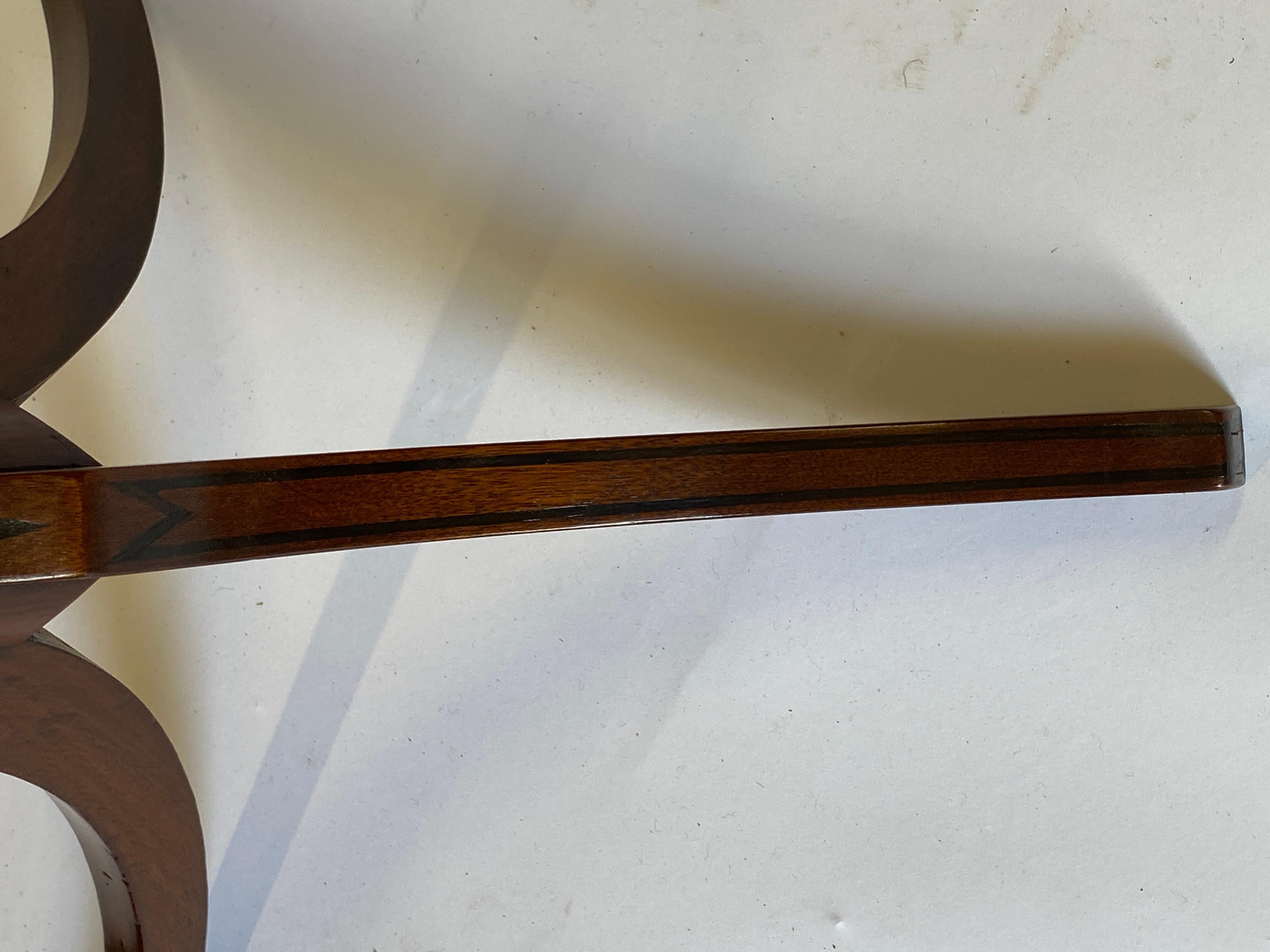 Poli Table Up Up de style Régence en acajou et marqueterie ébénisterie en vente