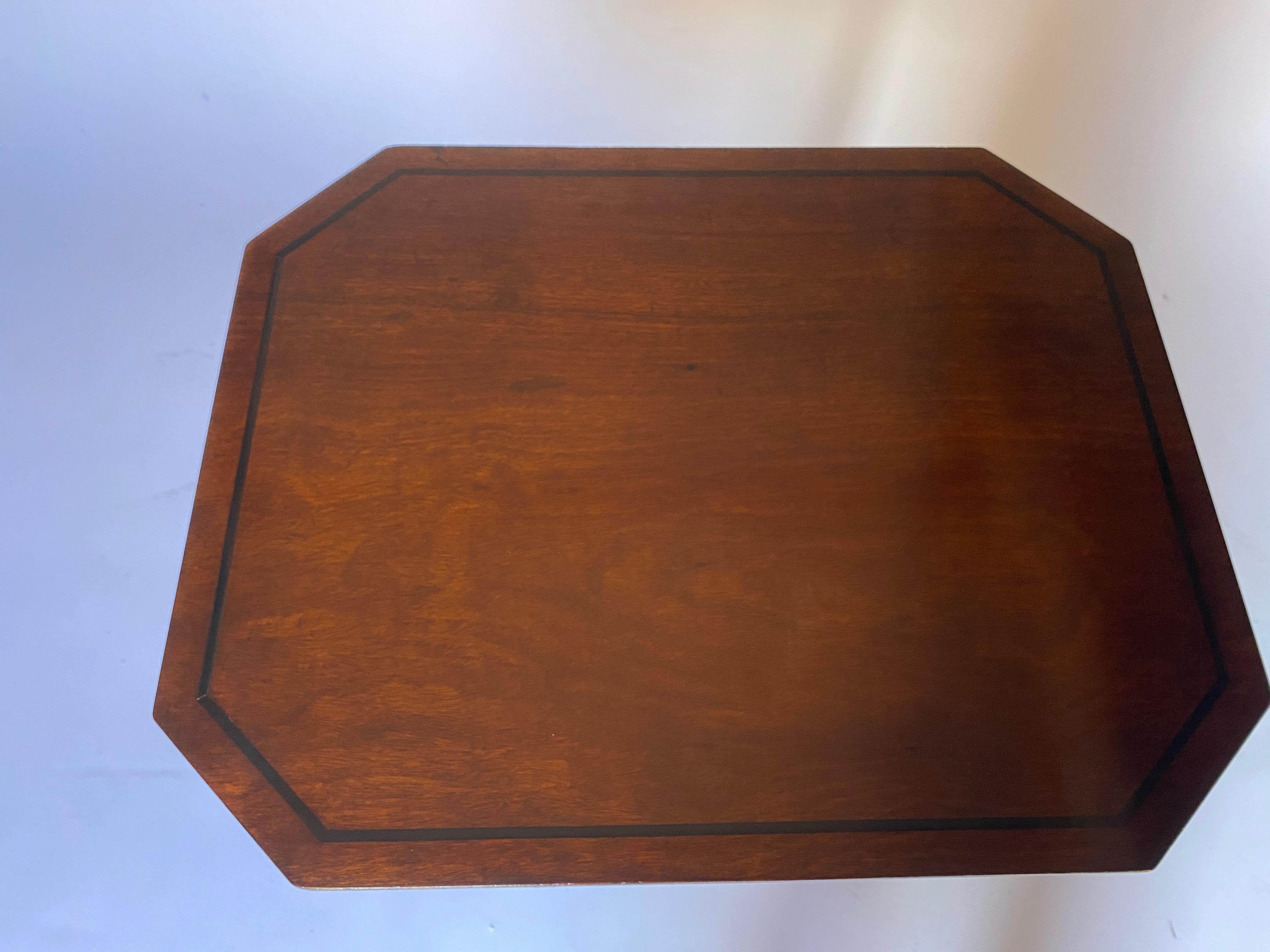 Début du XIXe siècle Table Up Up de style Régence en acajou et marqueterie ébénisterie en vente