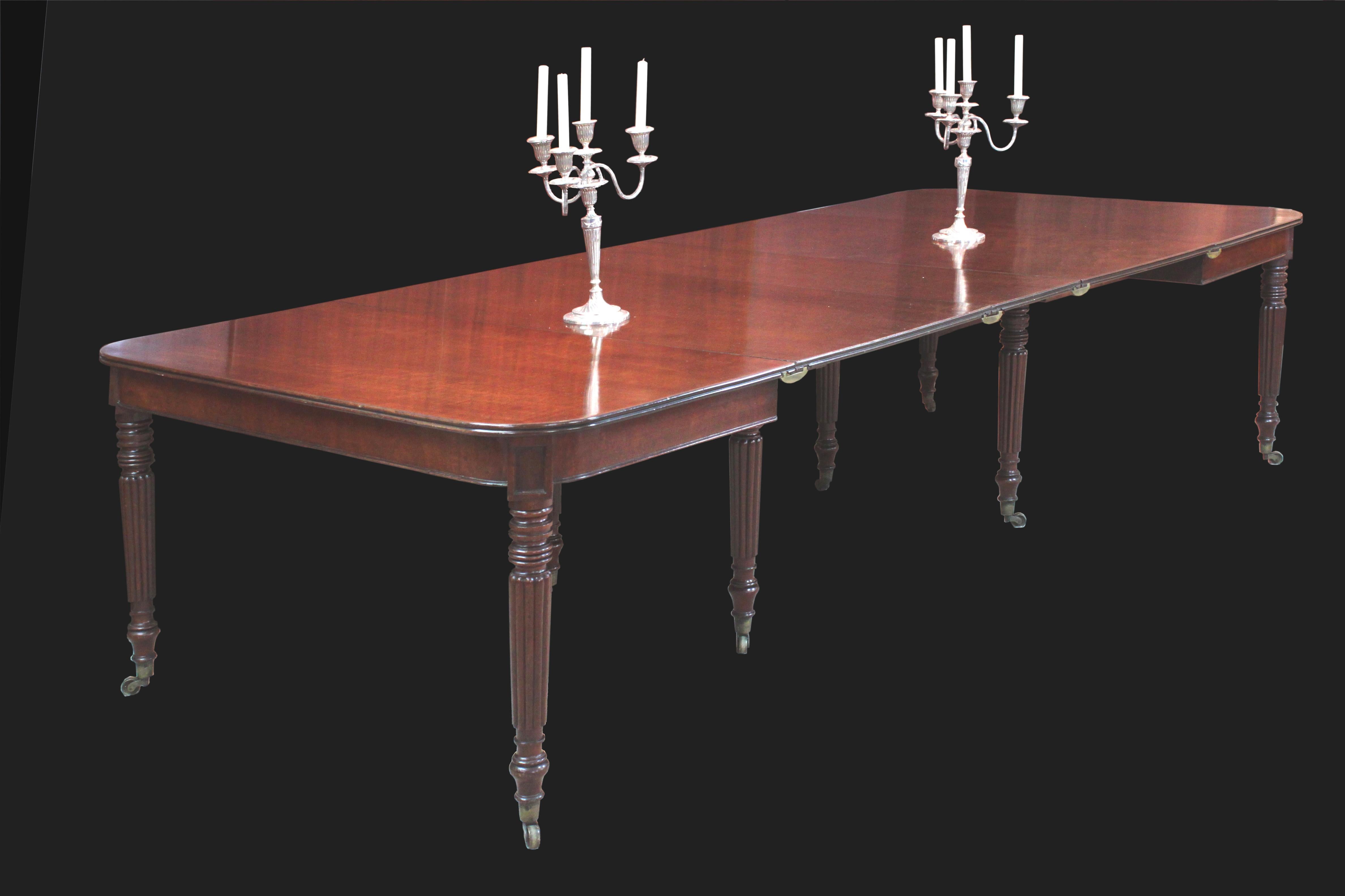 Regency Mahogany Extending Dining Table Attributed to Gillows of Lancaster For Sale 3