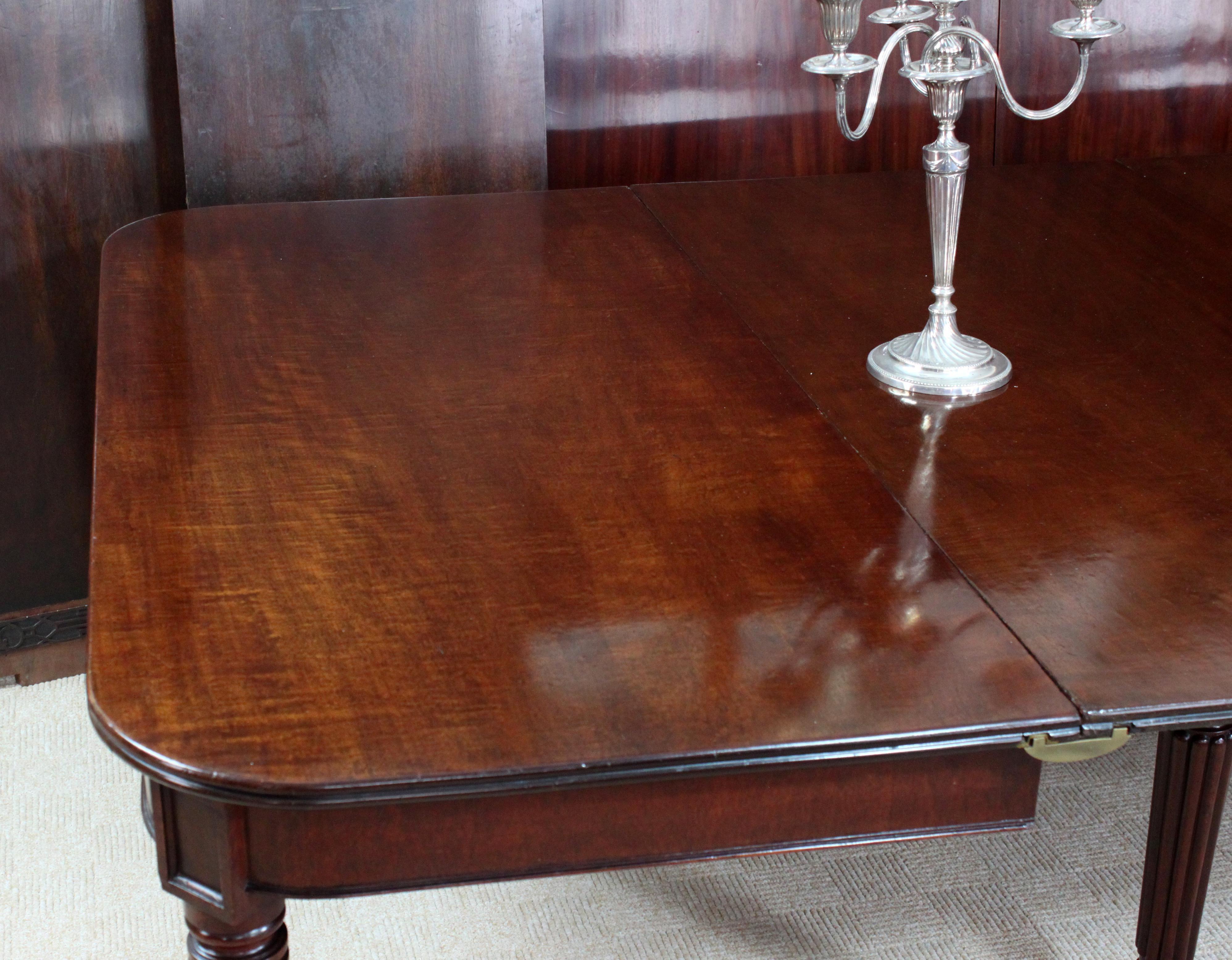 English Regency Mahogany Extending Dining Table Attributed to Gillows of Lancaster For Sale