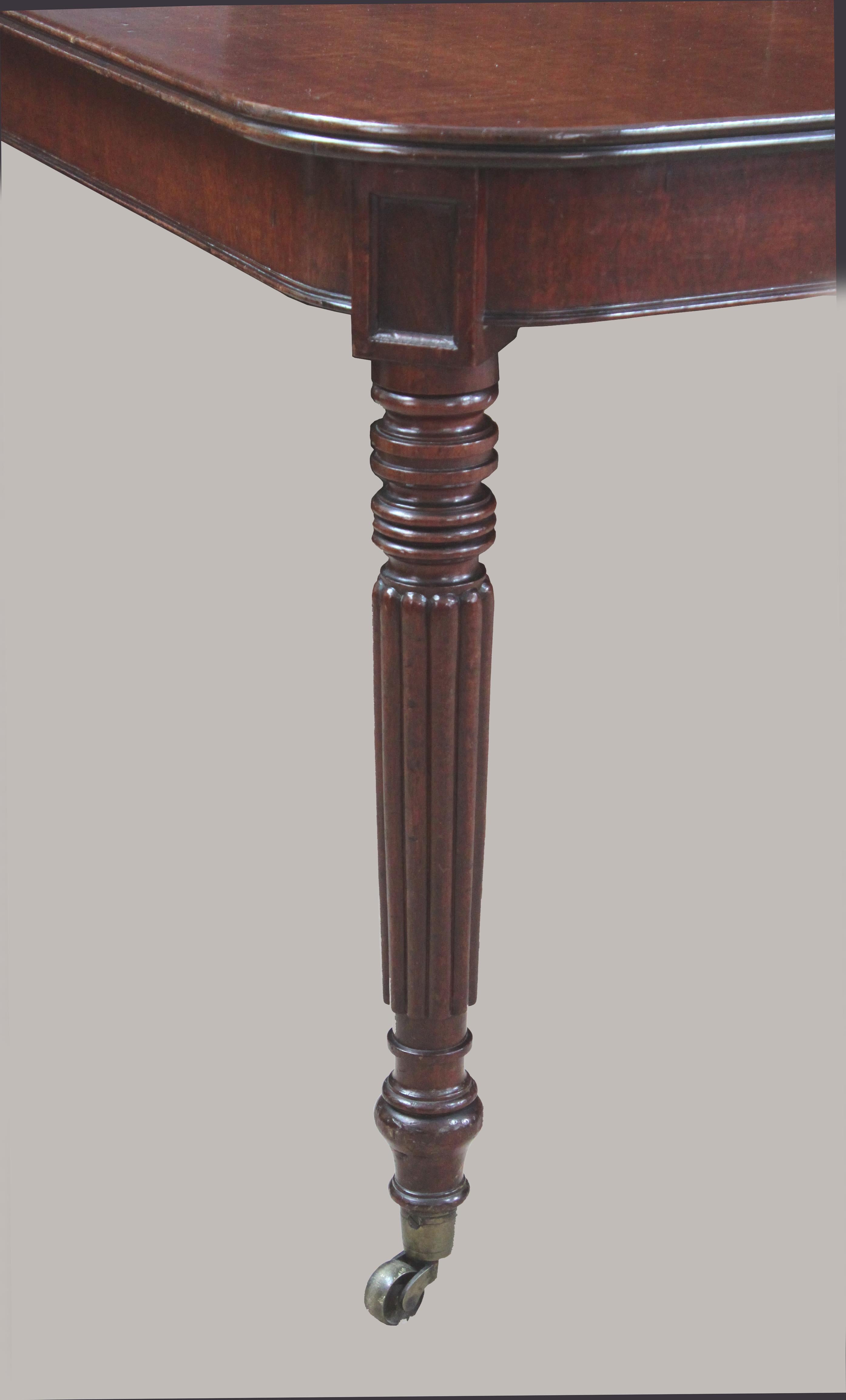 Regency Mahogany Extending Dining Table Attributed to Gillows of Lancaster In Good Condition For Sale In Bradford-on-Avon, Wiltshire