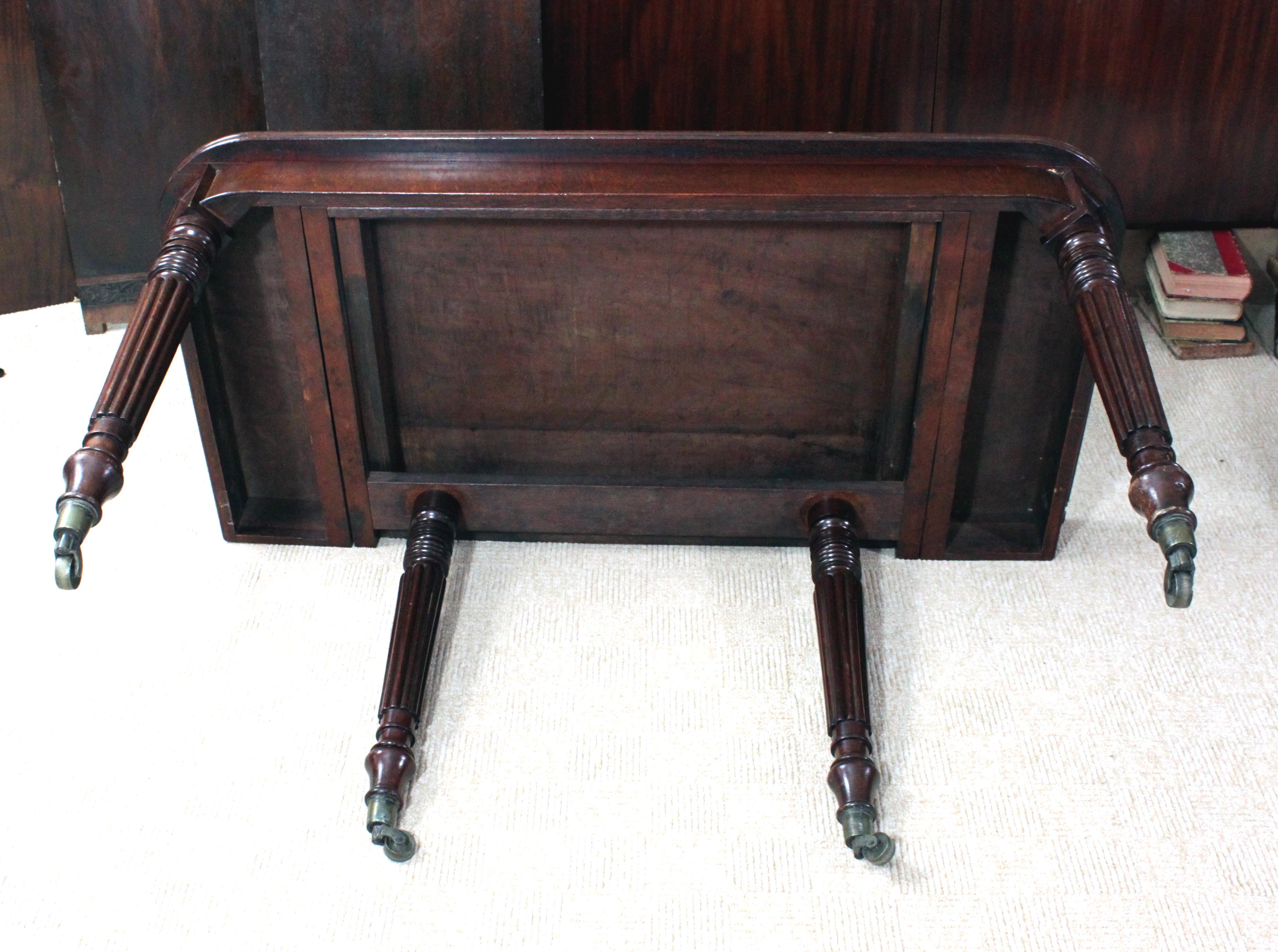 Early 19th Century Regency Mahogany Extending Dining Table Attributed to Gillows of Lancaster For Sale