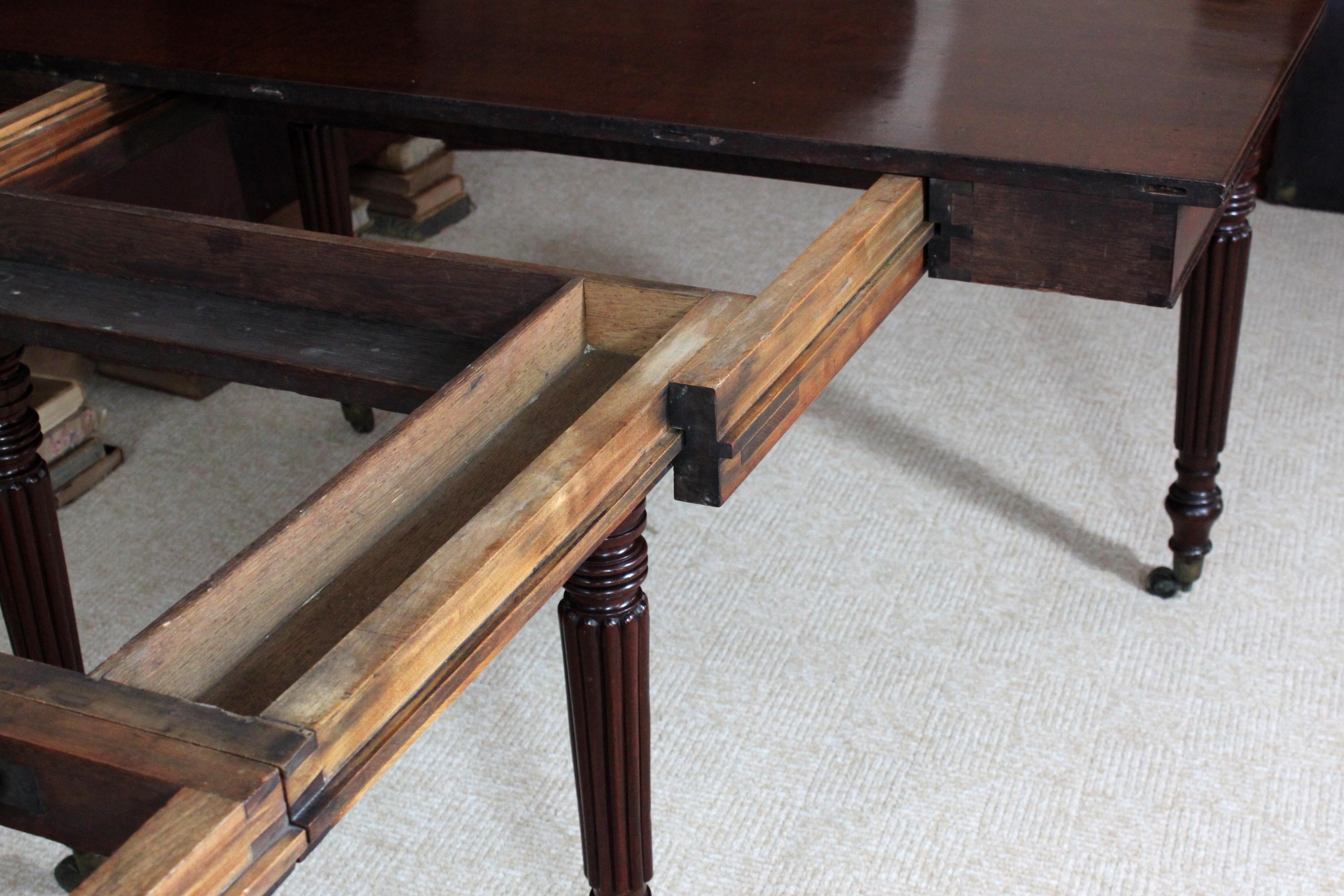 Regency Mahogany Extending Dining Table Attributed to Gillows of Lancaster For Sale 1