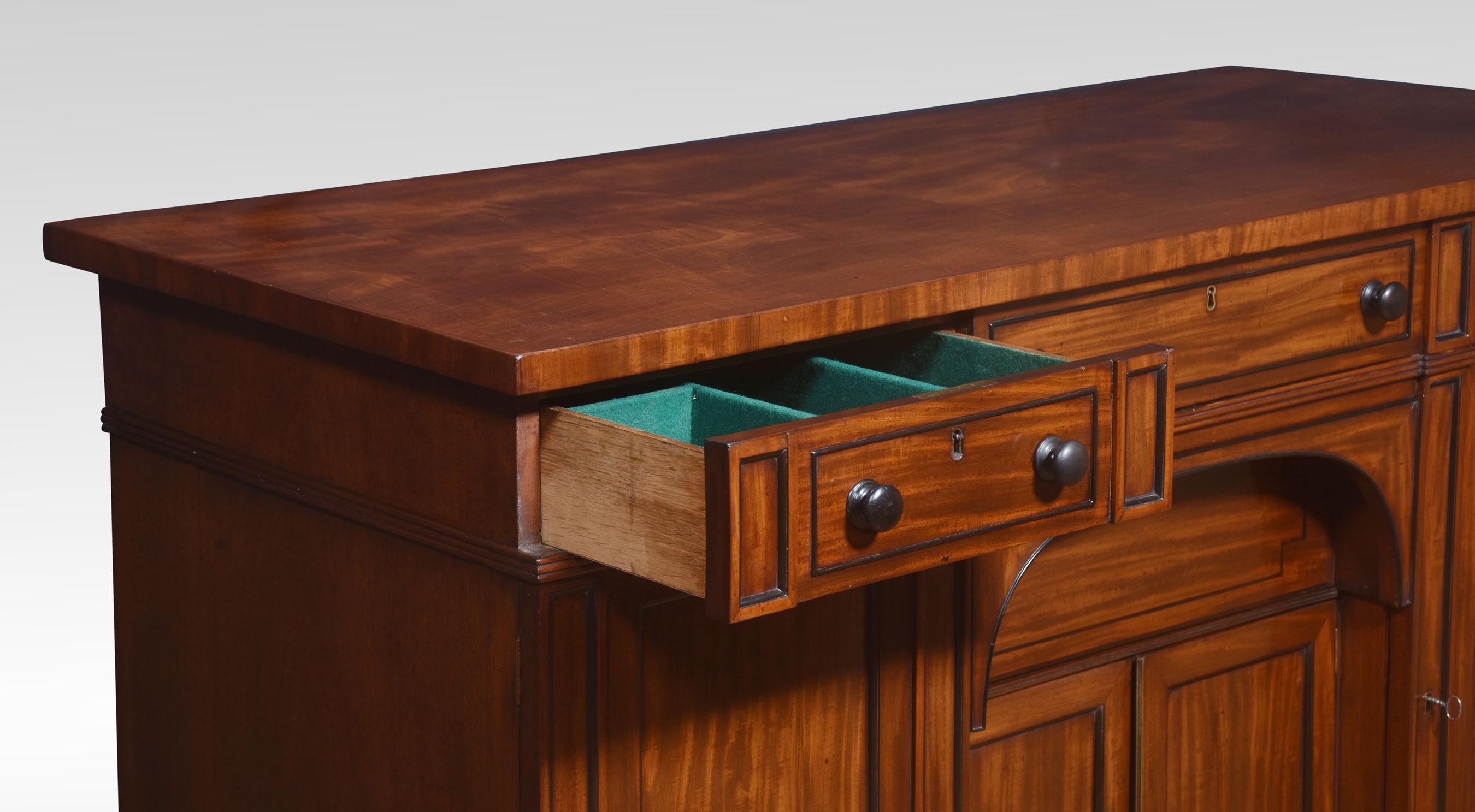 Credenza Regency in mogano a quattro ante in vendita 4