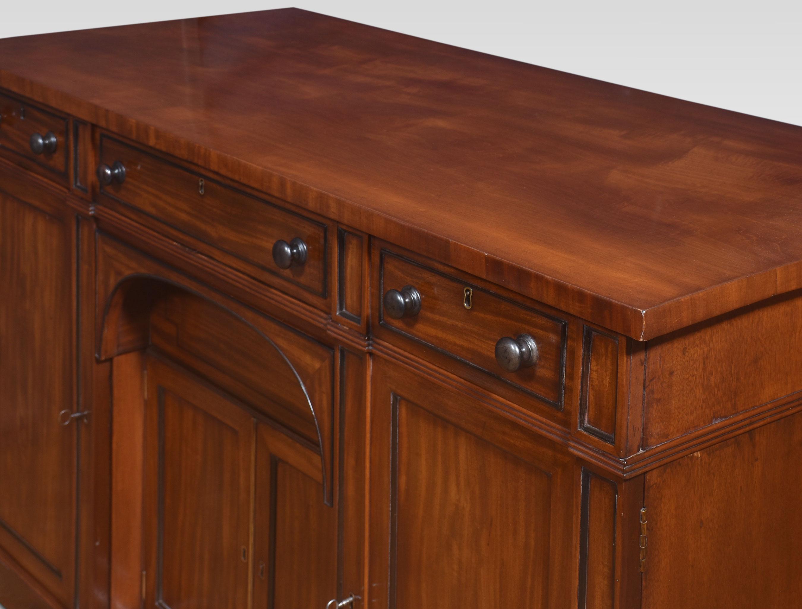 Legno Credenza Regency in mogano a quattro ante in vendita