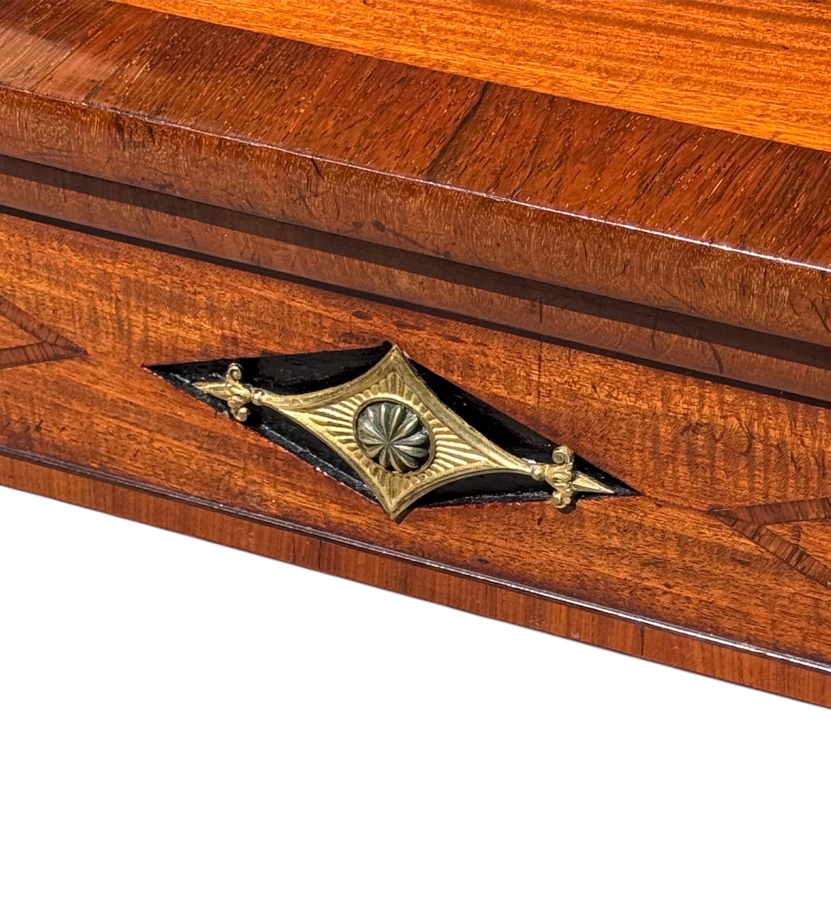 Mesa de juegos Regency de caoba con tablero de cuero en venta 2