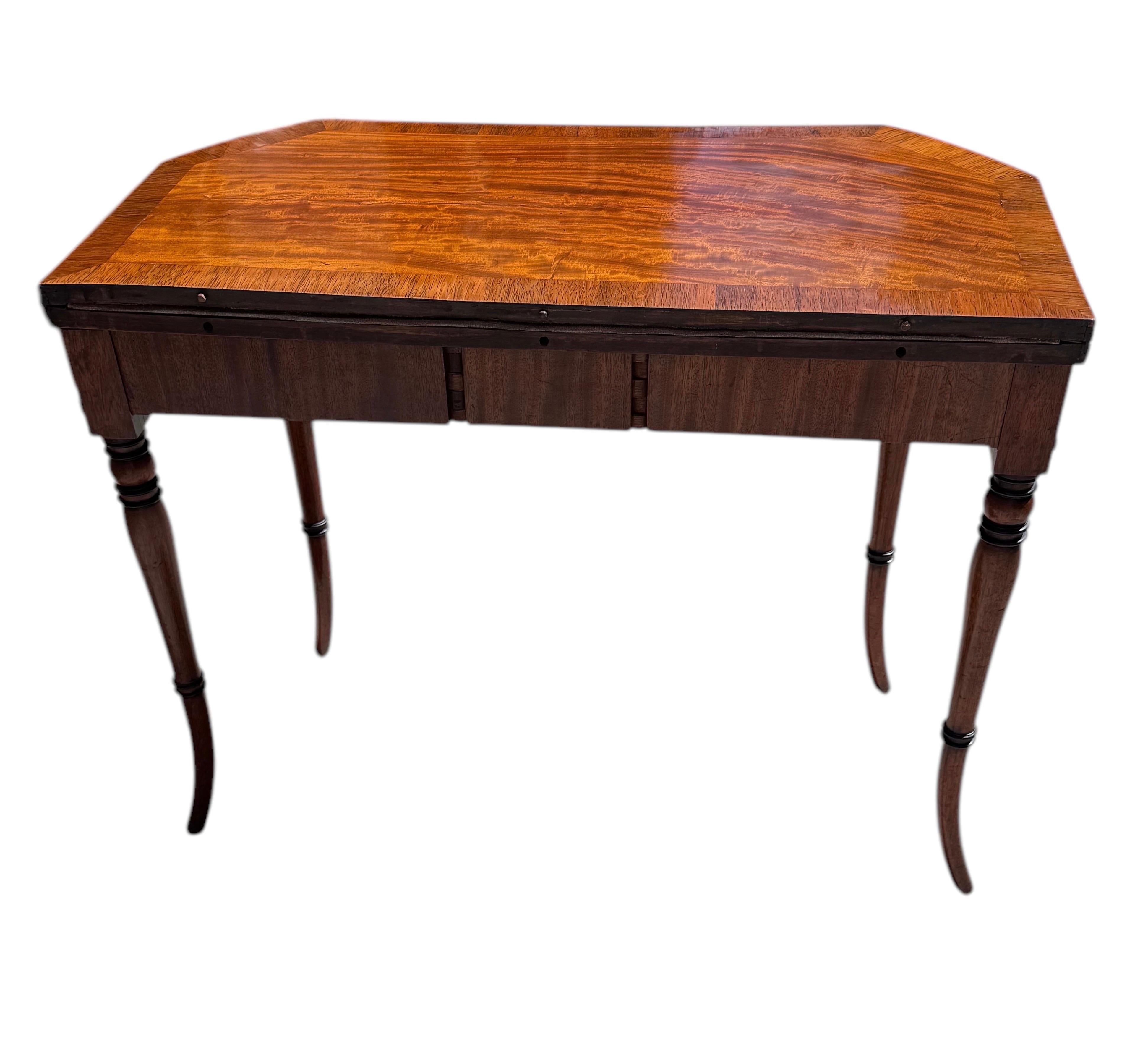 Mesa de juegos Regency de caoba con tablero de cuero en venta 3