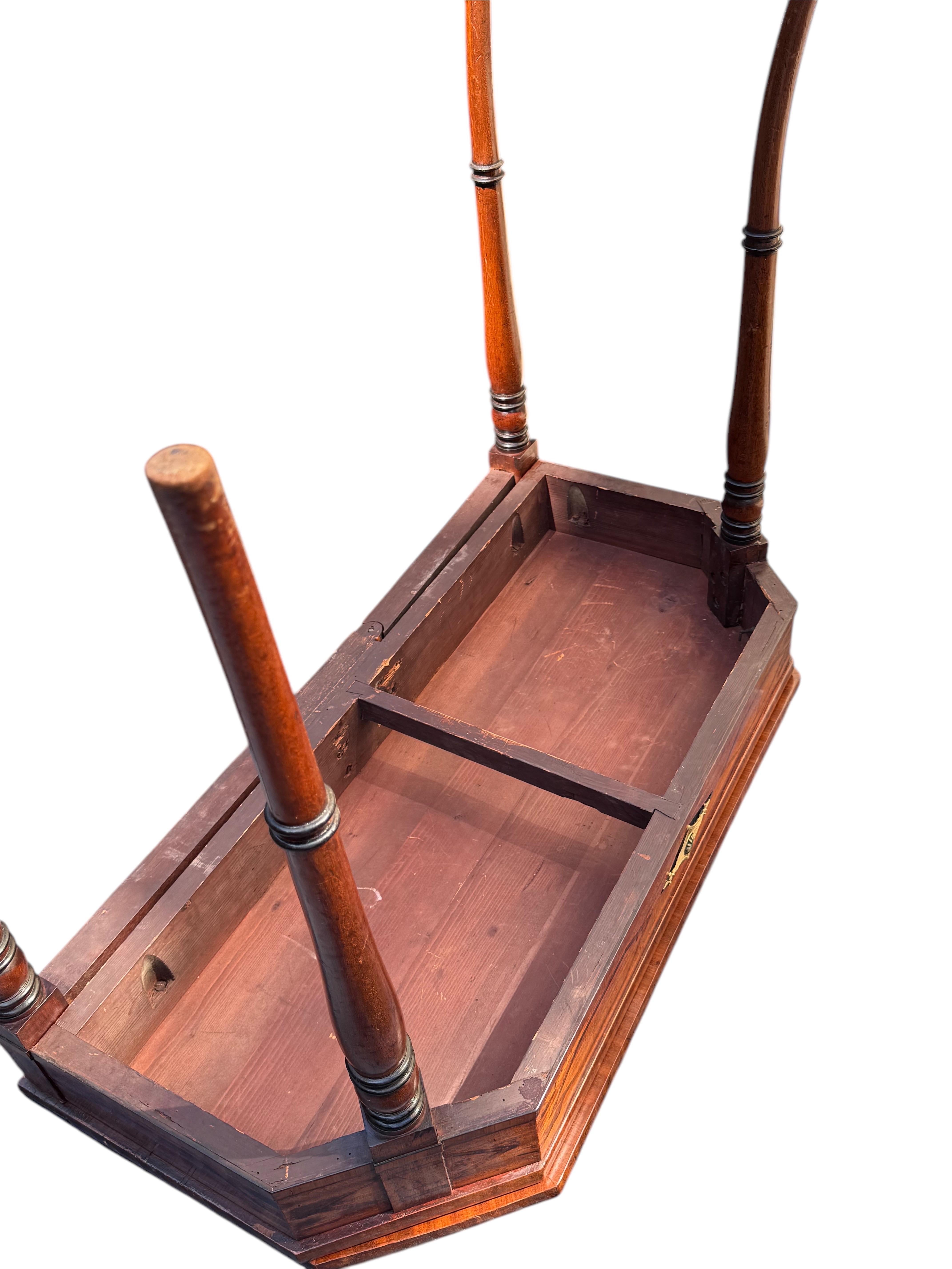 Mesa de juegos Regency de caoba con tablero de cuero en venta 5