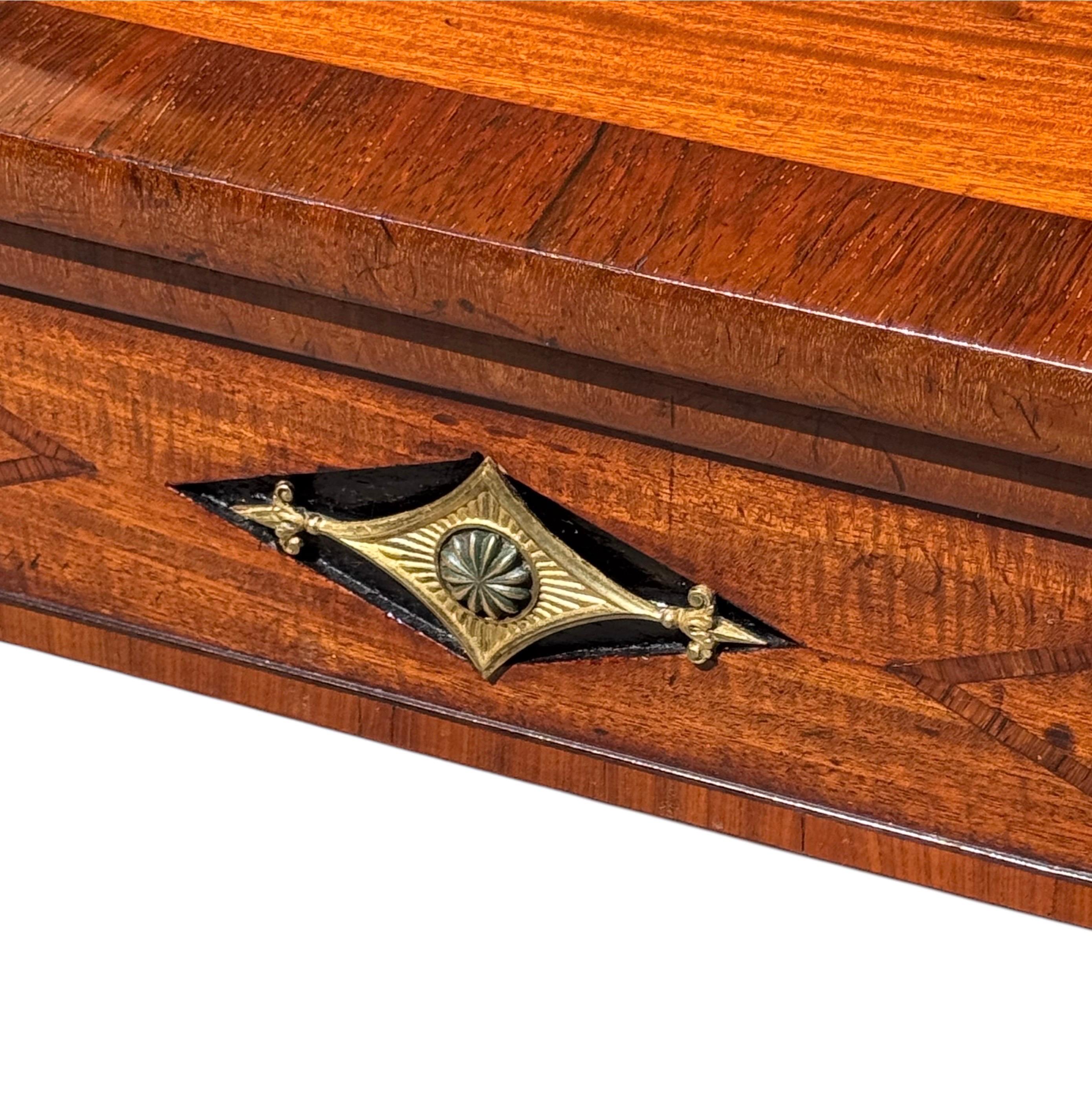 Mesa de juegos Regency de caoba con tablero de cuero Inglés en venta