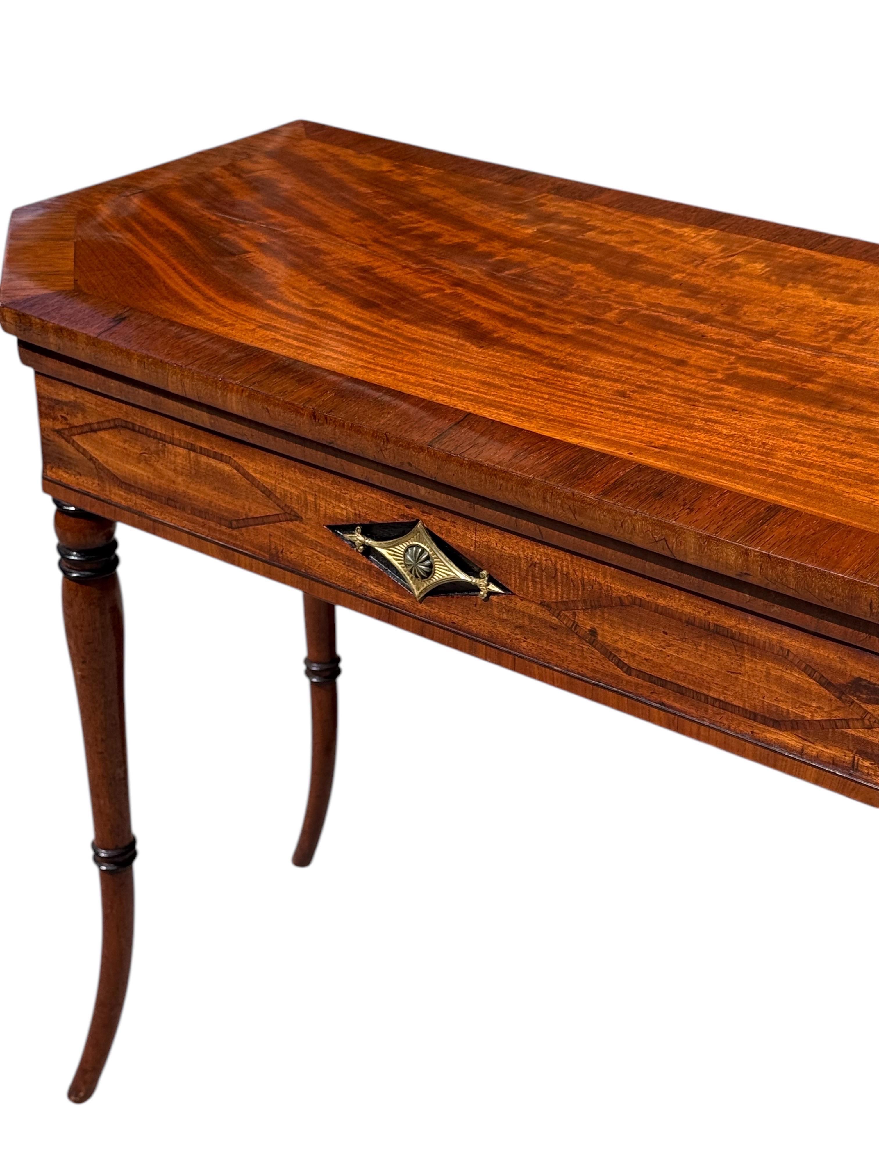 Mesa de juegos Regency de caoba con tablero de cuero siglo XIX en venta