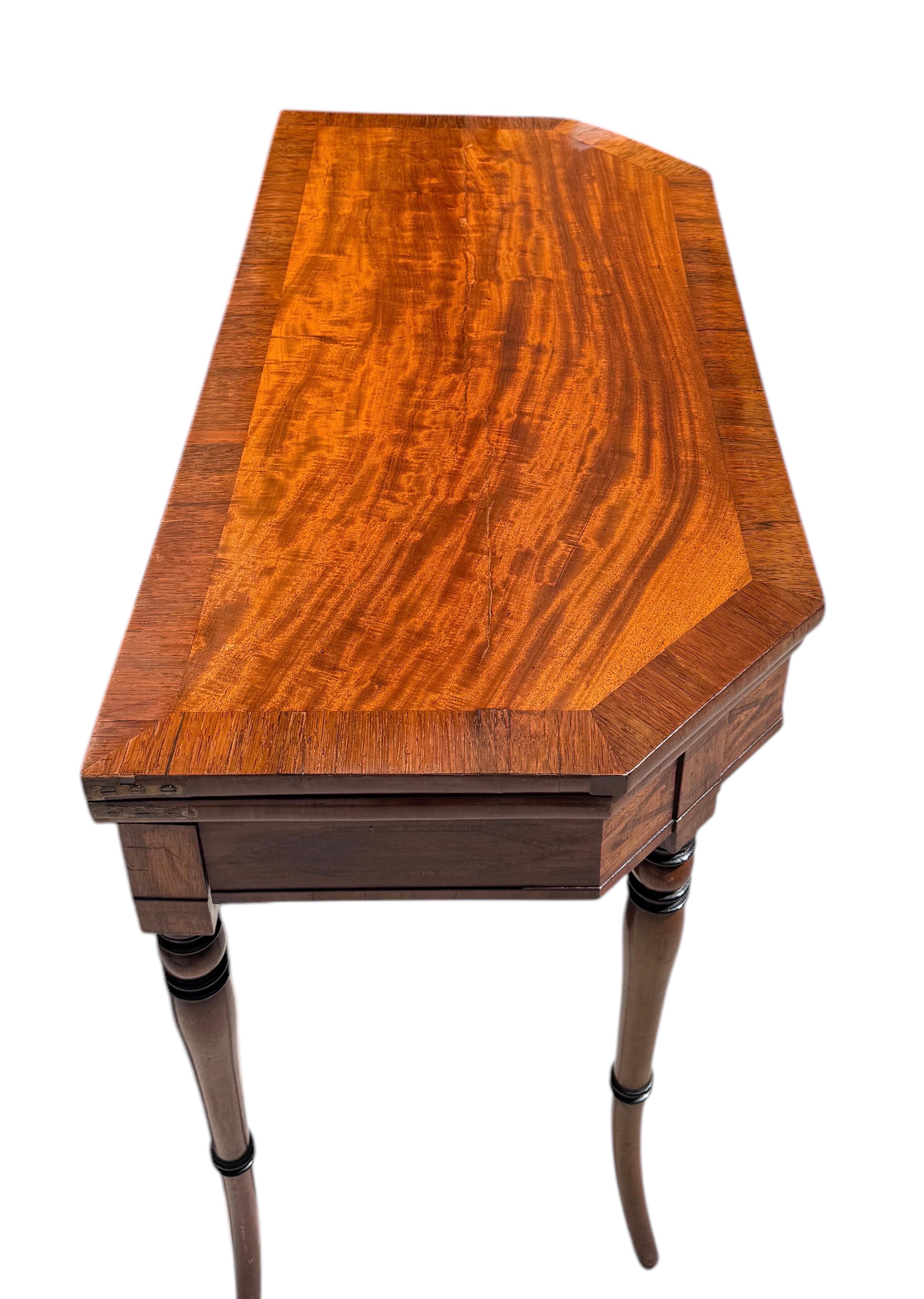 Mesa de juegos Regency de caoba con tablero de cuero Latón en venta