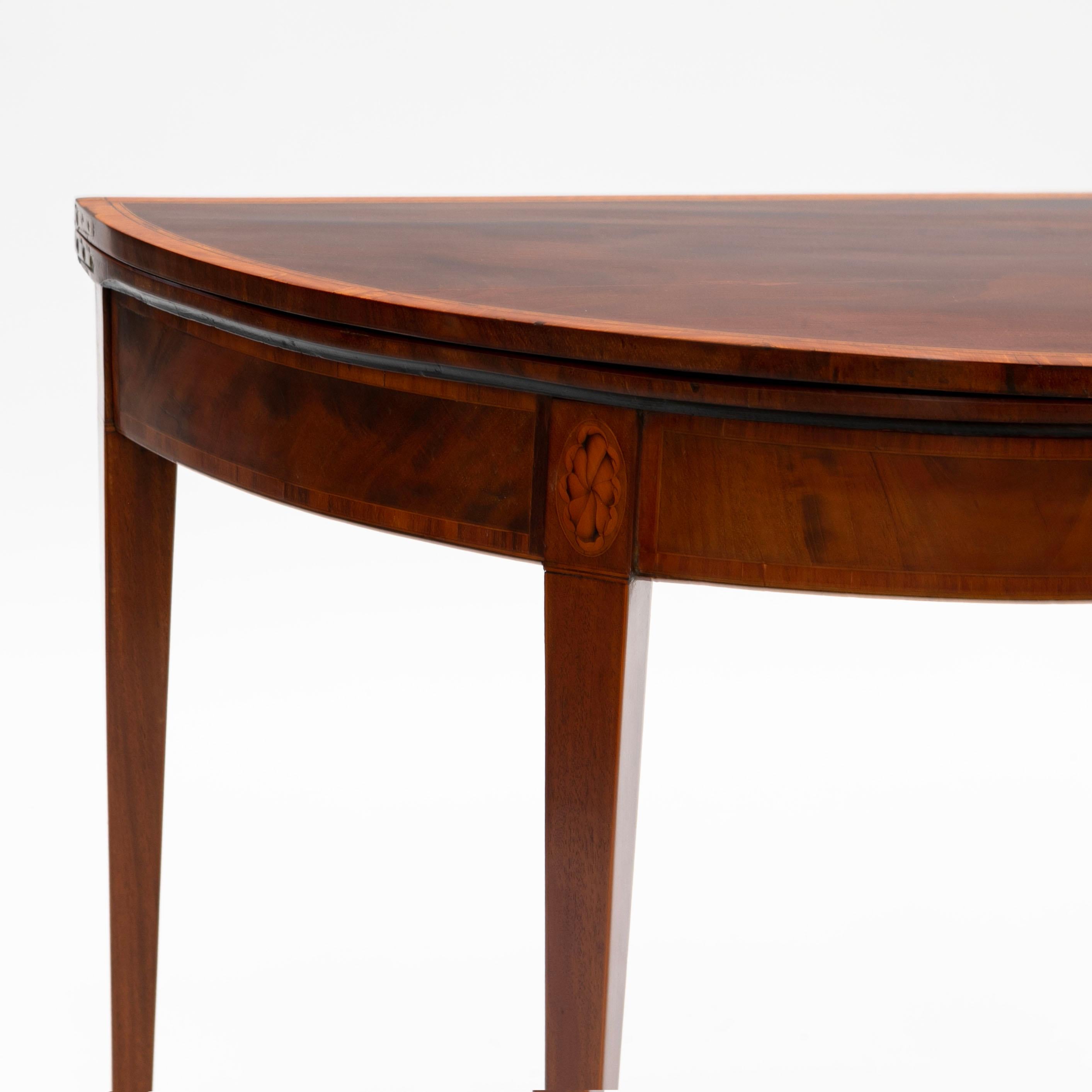 Européen Table de jeux Regency en acajou avec incrustation en bois satiné en vente