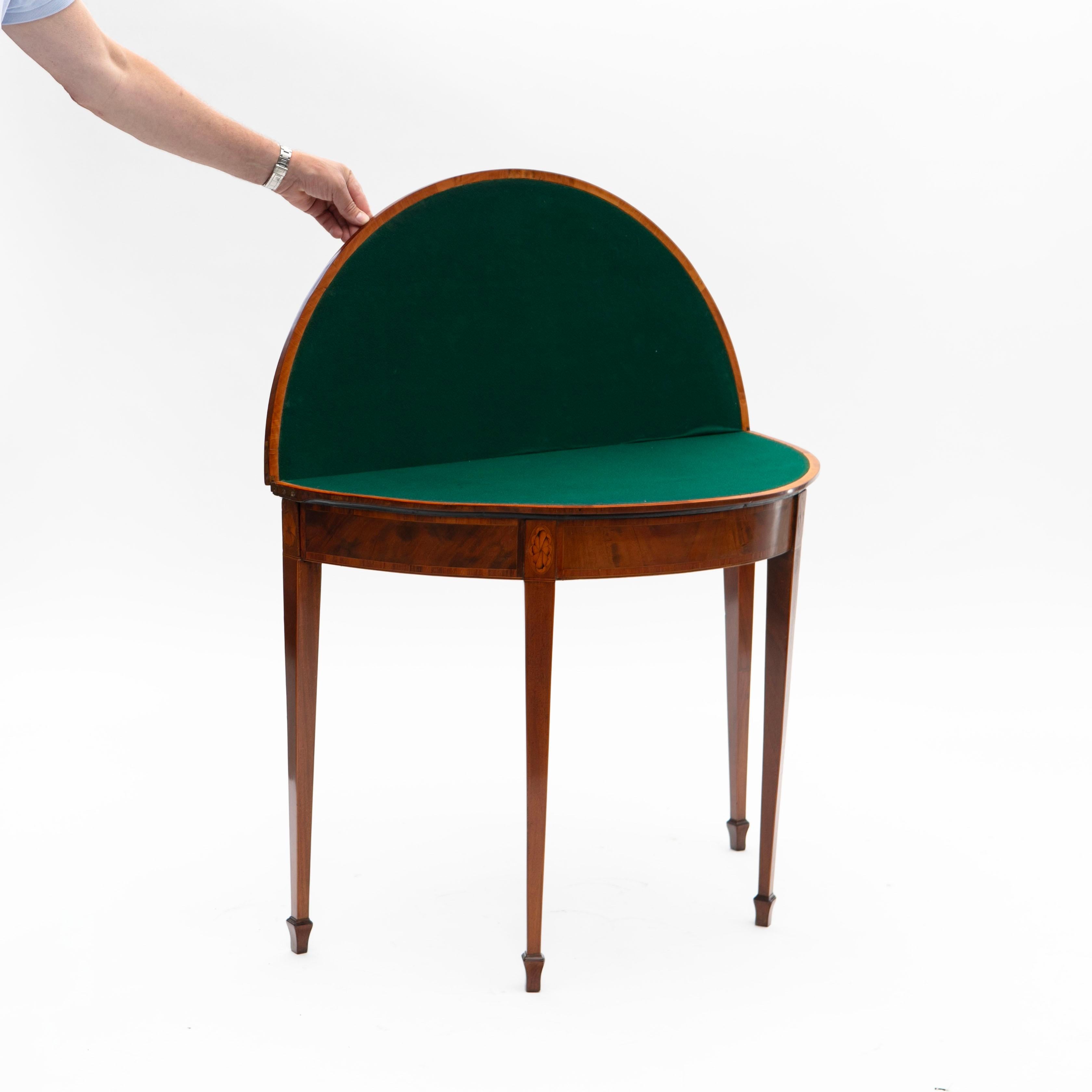 Feutre Table de jeux Regency en acajou avec incrustation en bois satiné en vente