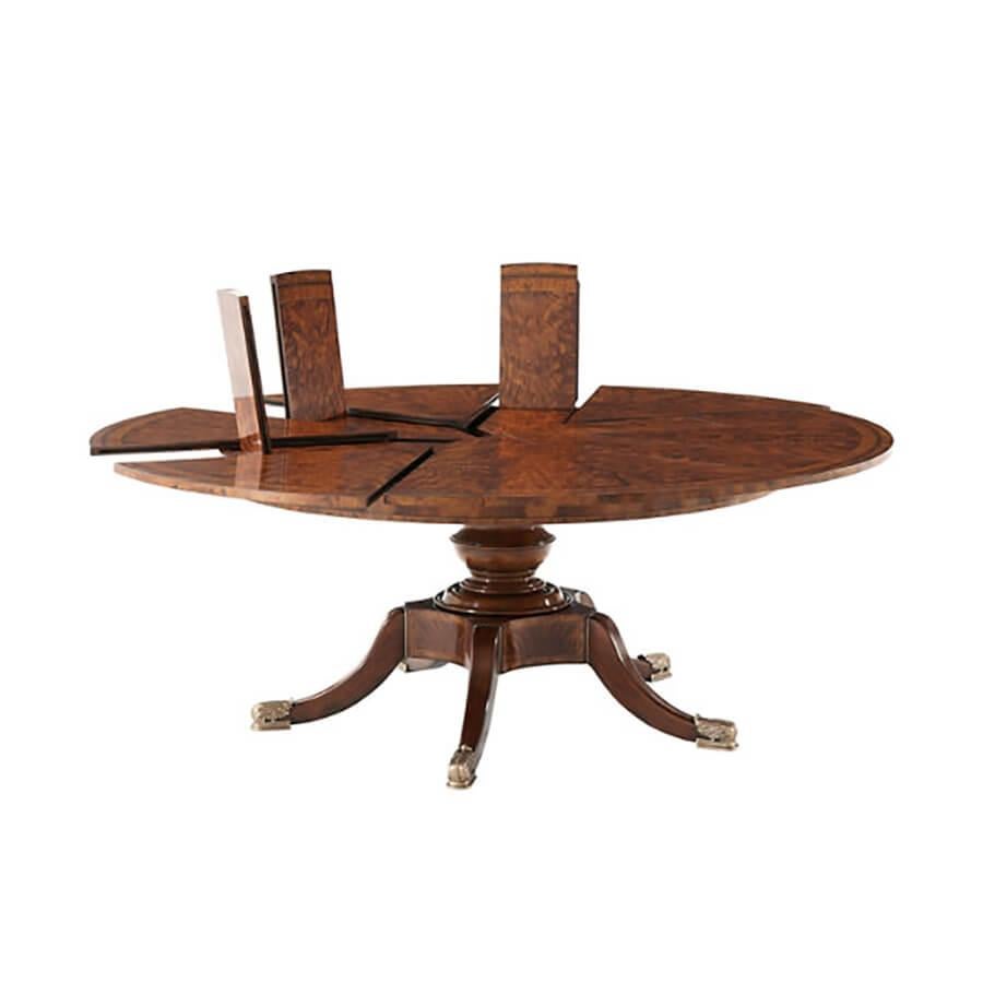 Ein kreisförmiger Esstisch aus Mahagoni mit Wurzelholz und Palisander, die Platte besteht aus acht ausziehbaren dreieckigen Segmenten mit eingefügten ausklappbaren Blättern, um den Tisch zu erweitern. Er steht auf einer kühn gedrehten Säule mit