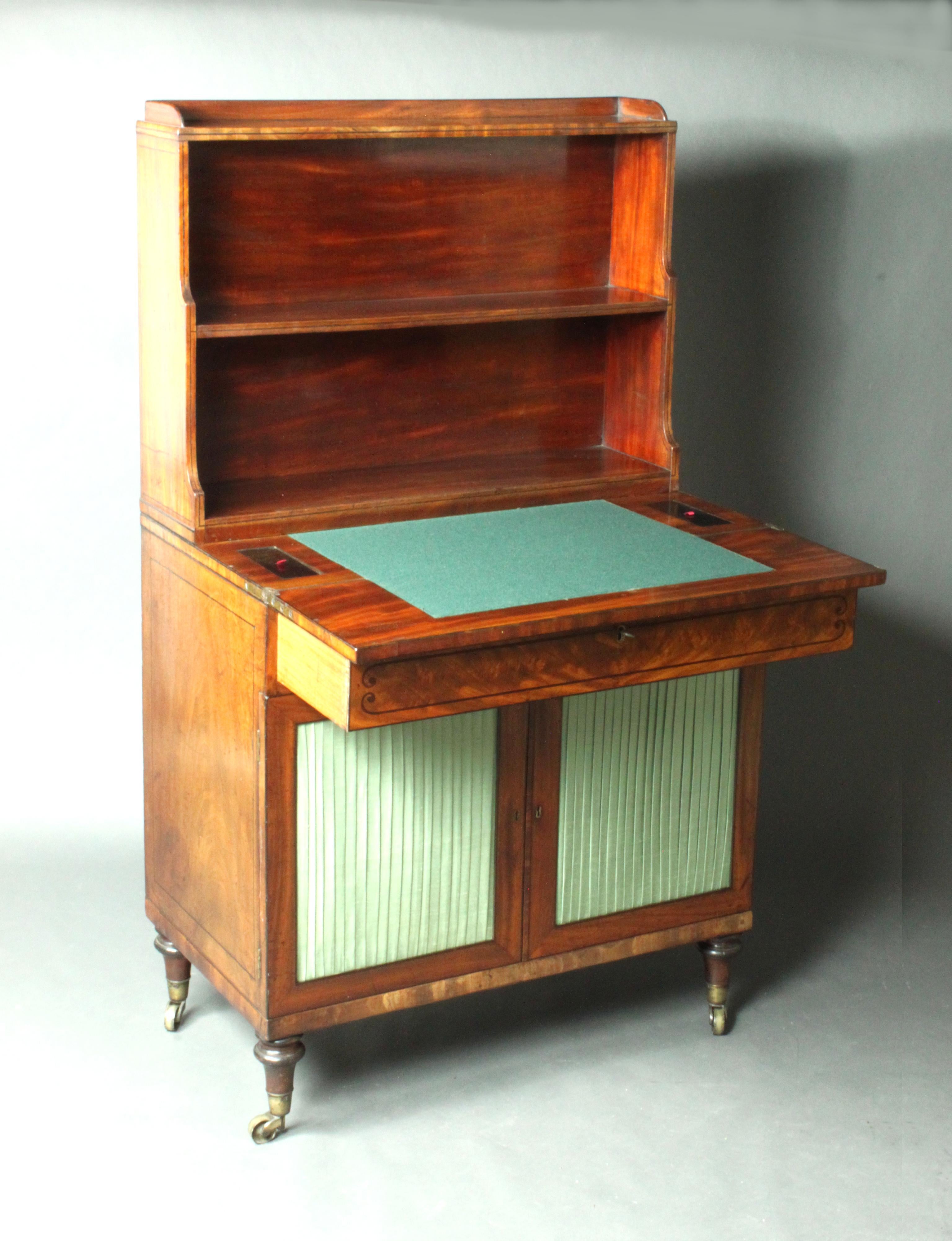 Ein feiner Regency-Schreibschrank für Damen aus gemasertem Mahagoni mit Einlagen aus schwarzem Ebenholz: Gute Farbe und Patina. Schreibklappe zum Öffnen mit Deckelfächern für Tintenflaschen und Stifte.

 
