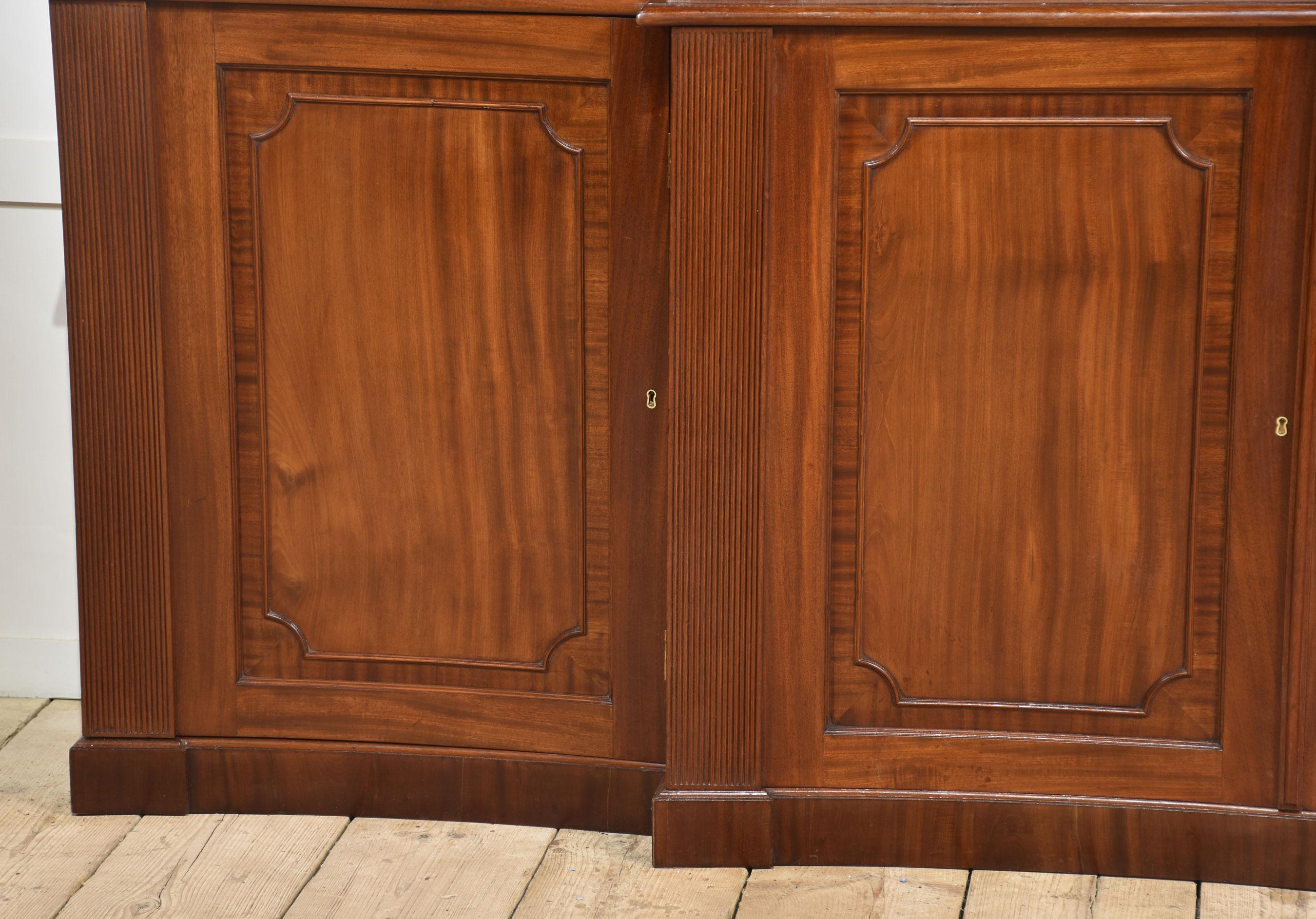 Legno Libreria Regency in mogano in vendita