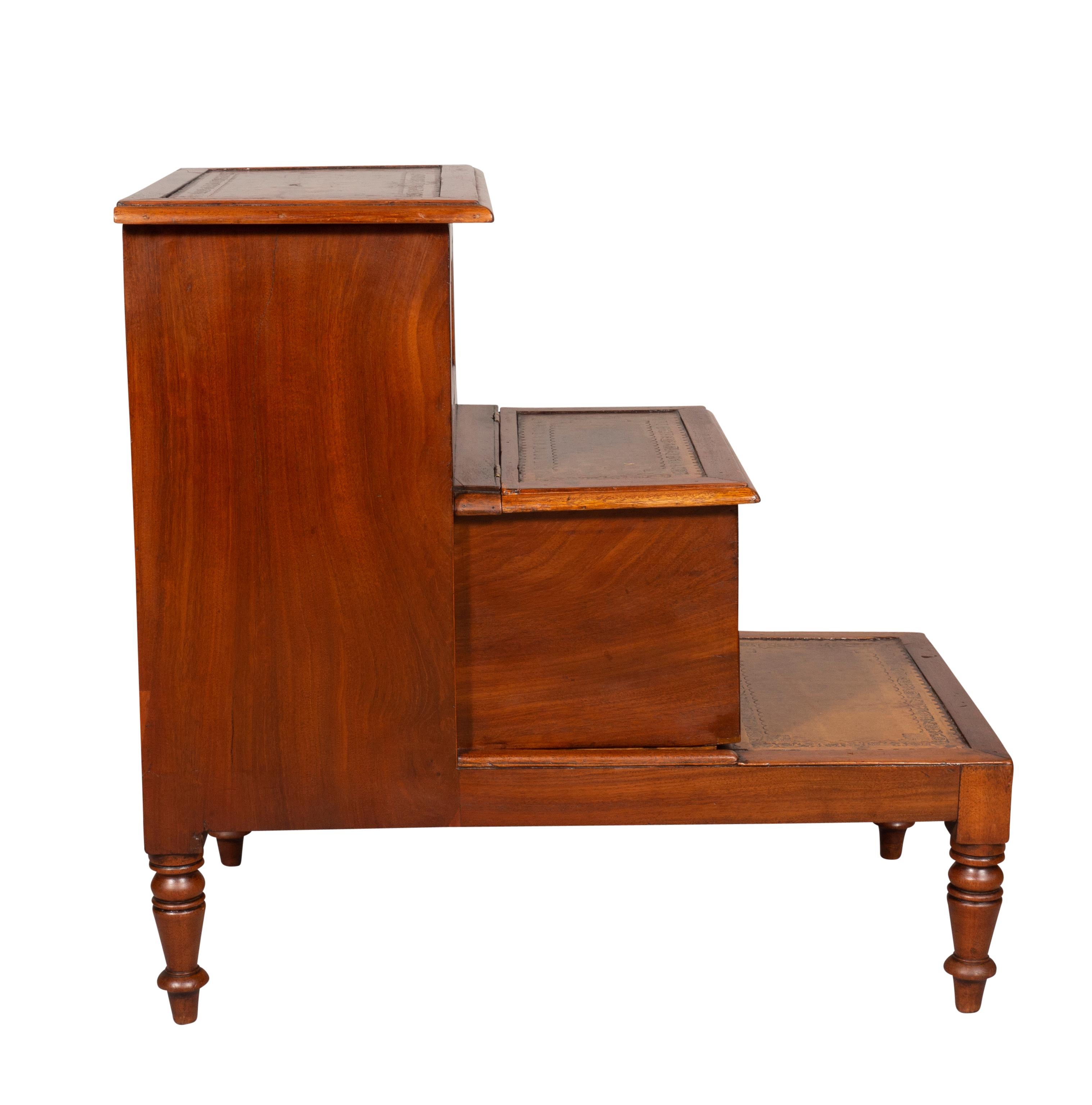 Regency Mahogany Library or Bedside Steps In Good Condition In Essex, MA