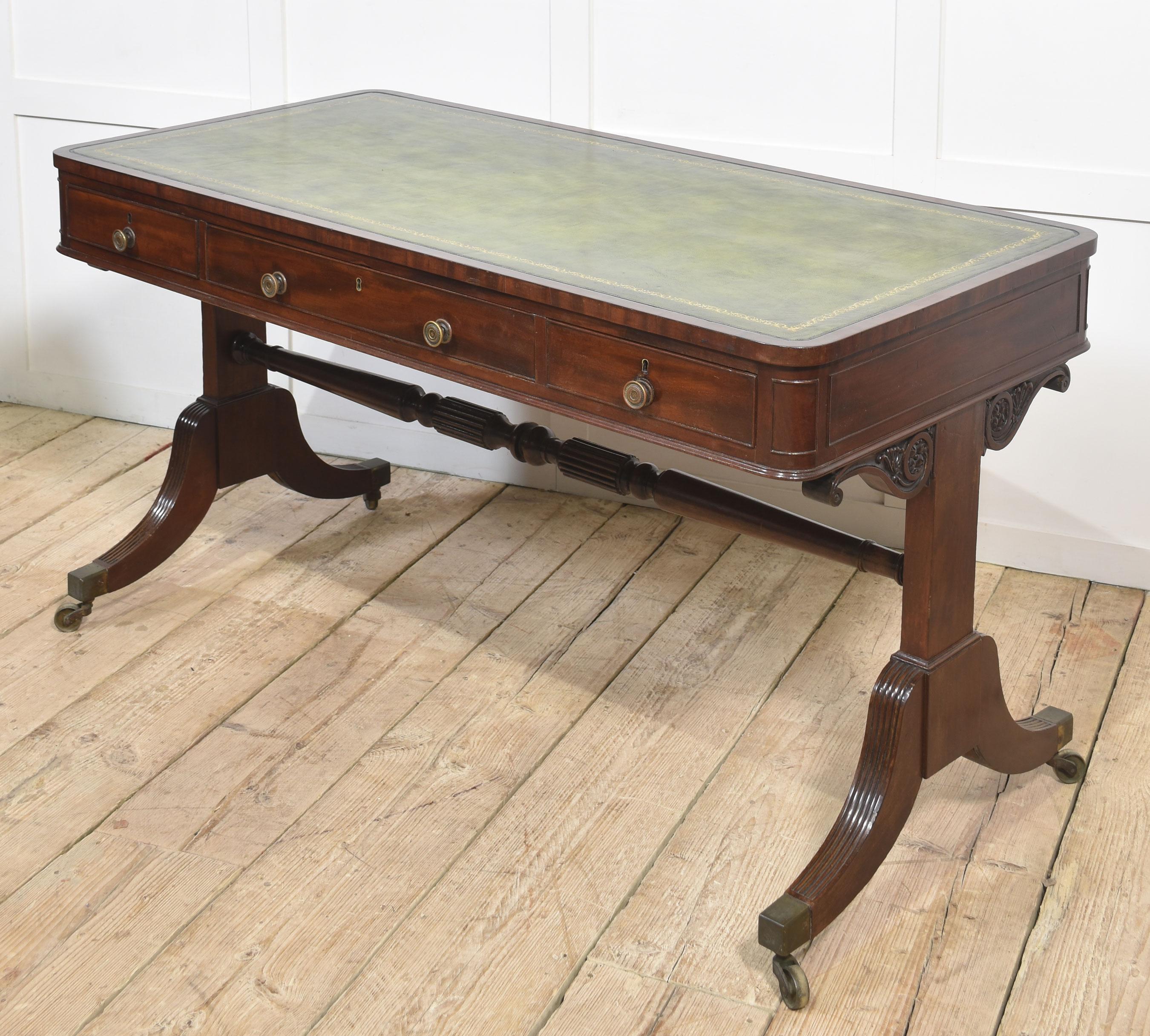 Table de bibliothèque Regency en acajou en vente 4