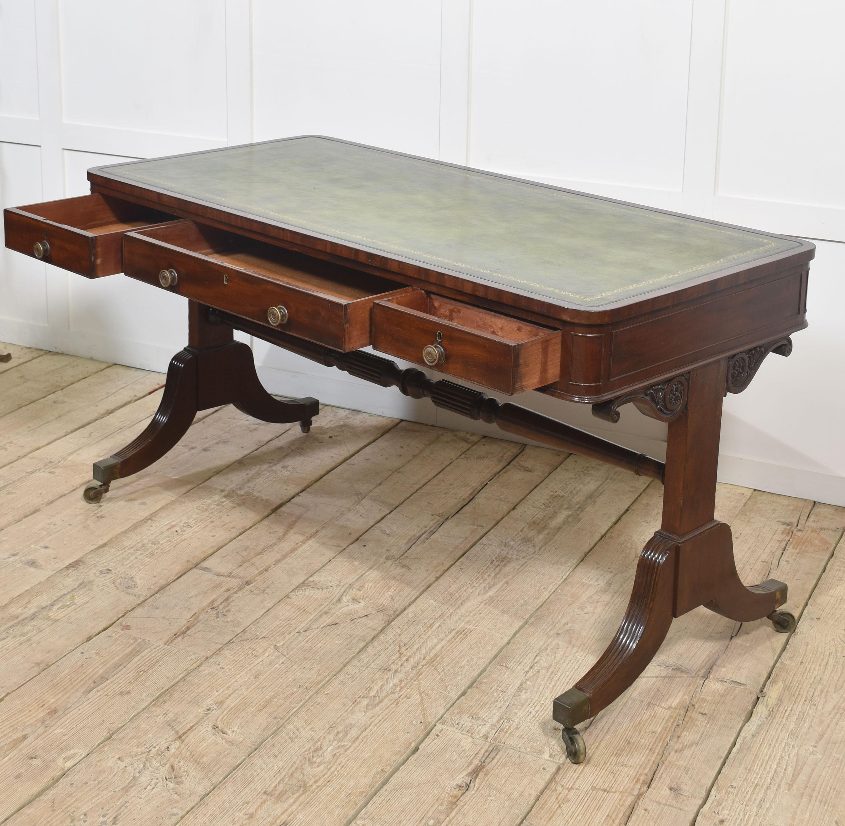 Table de bibliothèque Regency en acajou en vente 6