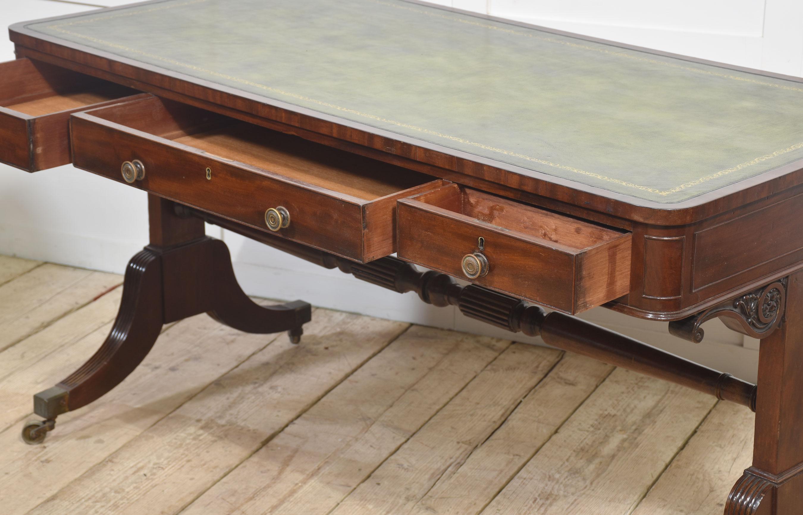 Table de bibliothèque Regency en acajou en vente 7