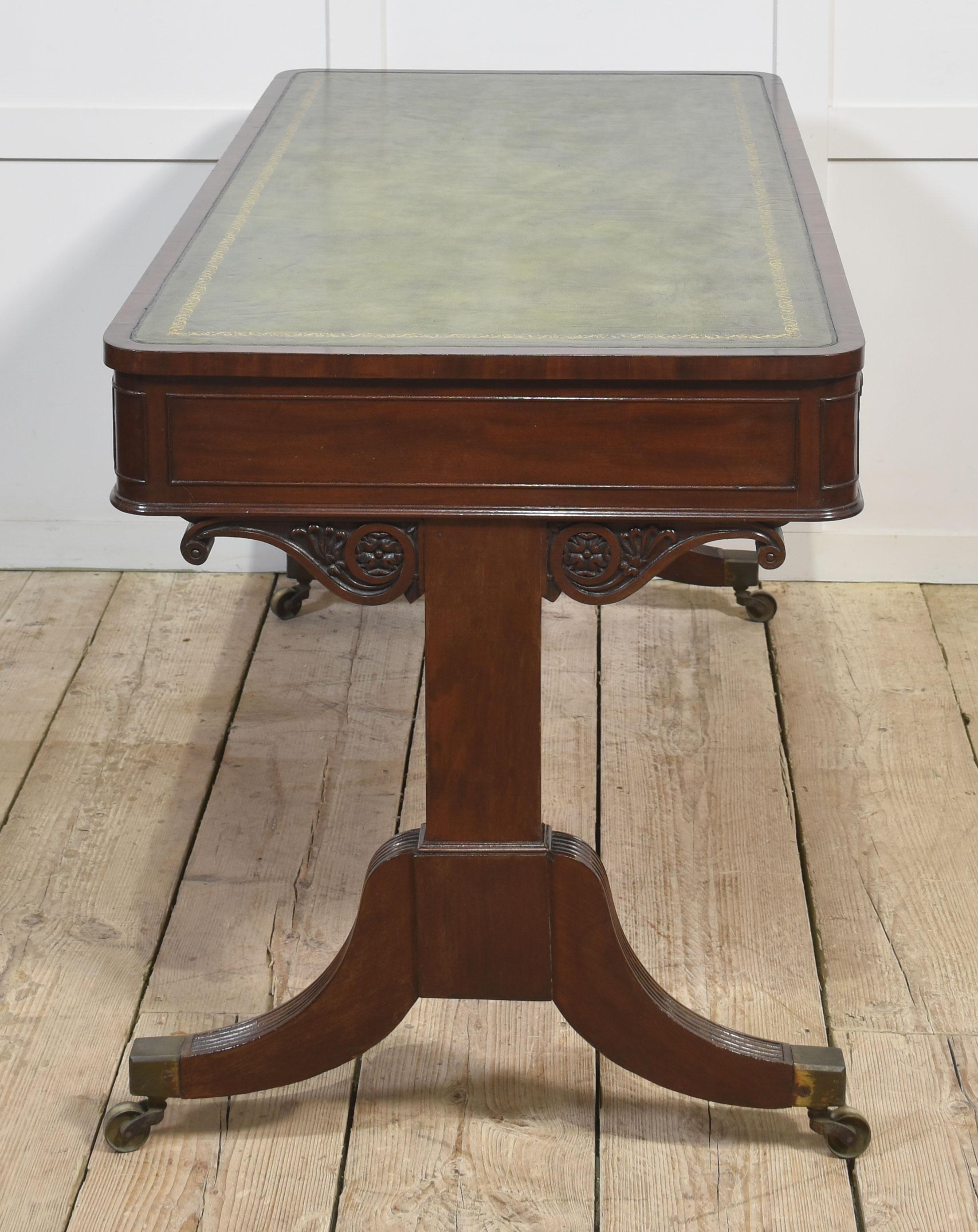 Table de bibliothèque Regency en acajou en vente 9