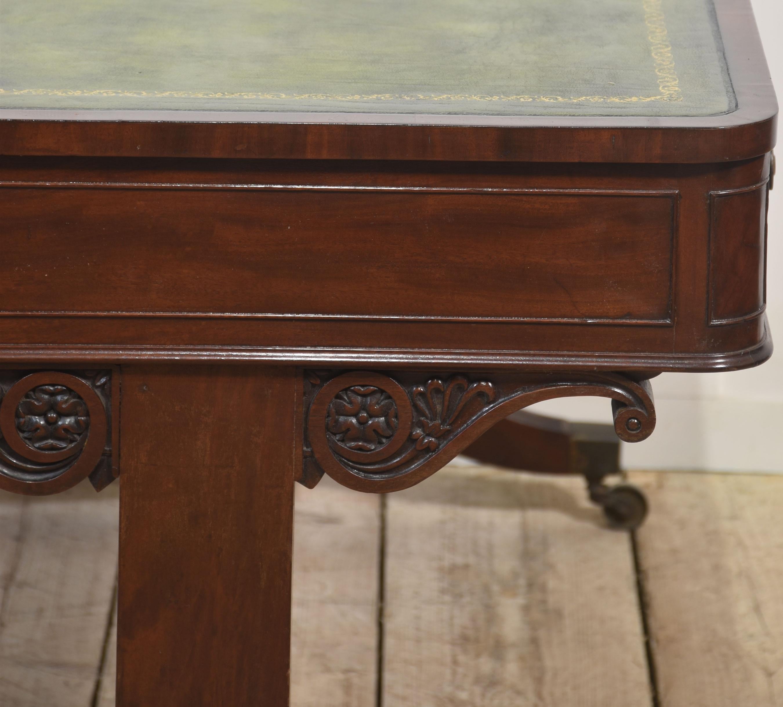 Table de bibliothèque Regency en acajou en vente 10