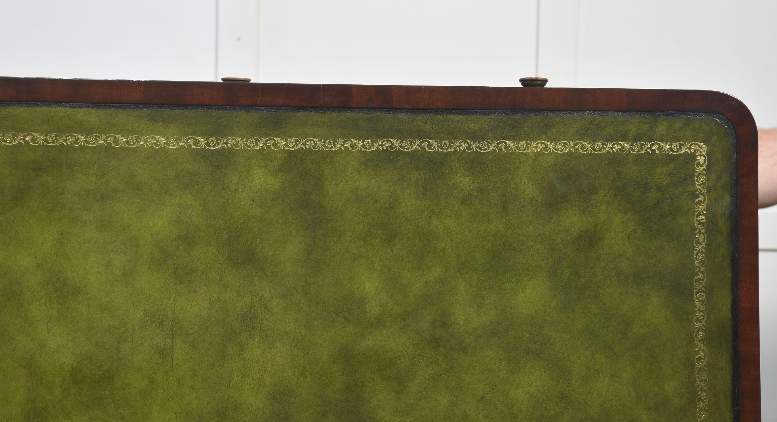 Table de bibliothèque en acajou, grand plateau rectangulaire avec surface d'écriture en cuir vert. Sur les congélateurs, des tiroirs avec des poignées en laiton. Le tout repose sur des pieds de sabre en bout de plate-forme avec des capuchons et des
