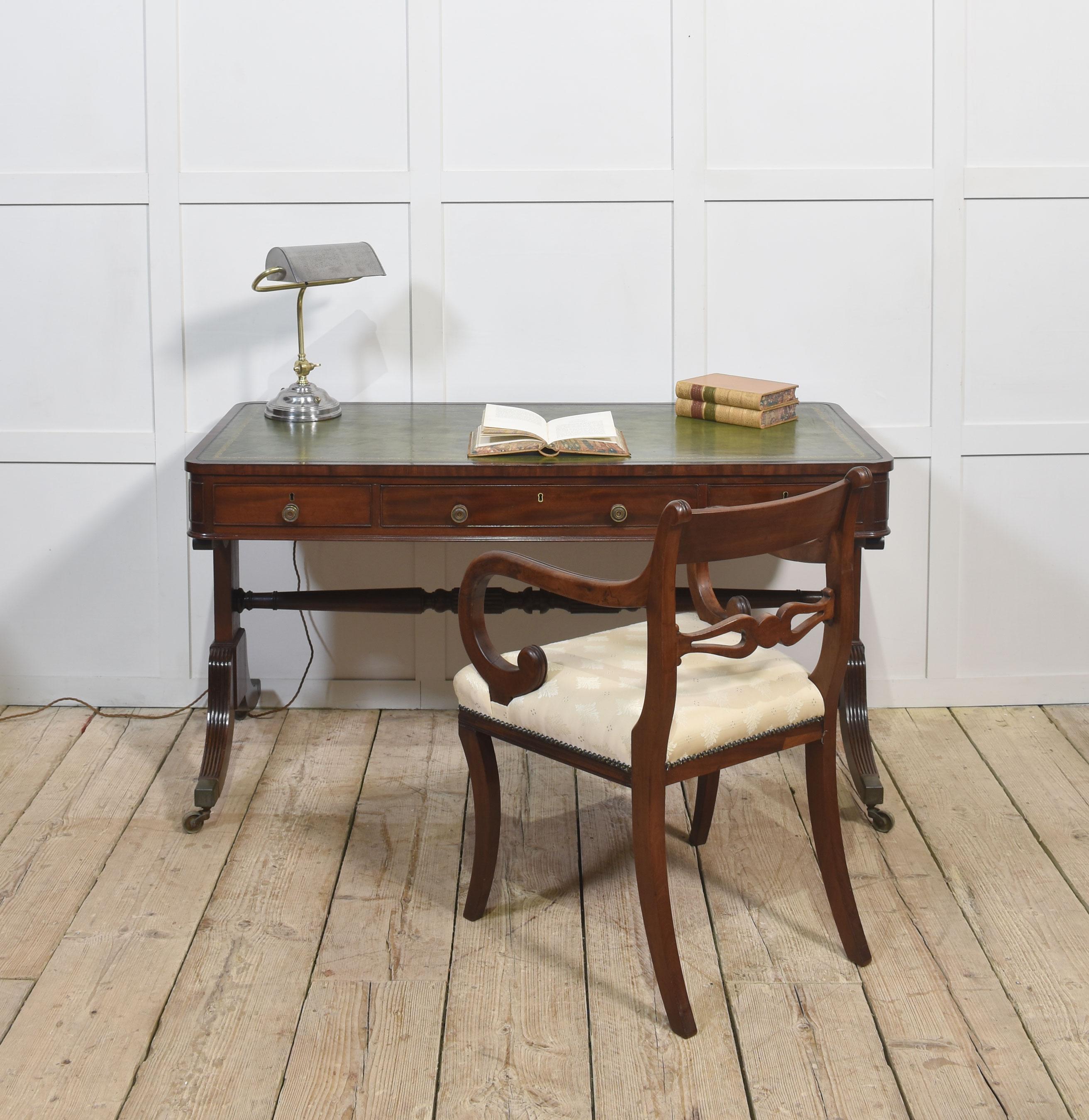 Britannique Table de bibliothèque Regency en acajou en vente