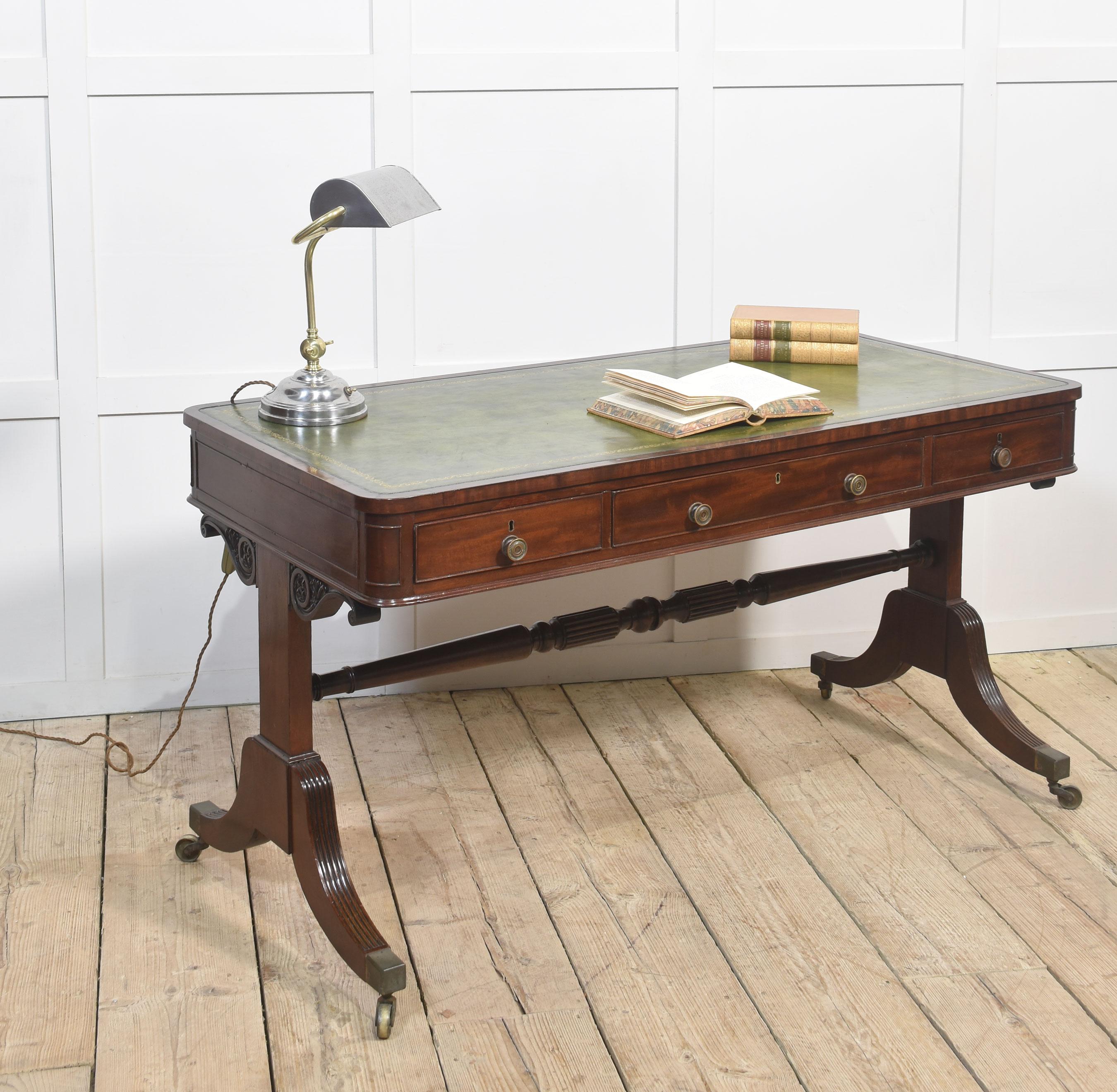 Table de bibliothèque Regency en acajou Bon état - En vente à Cheshire, GB
