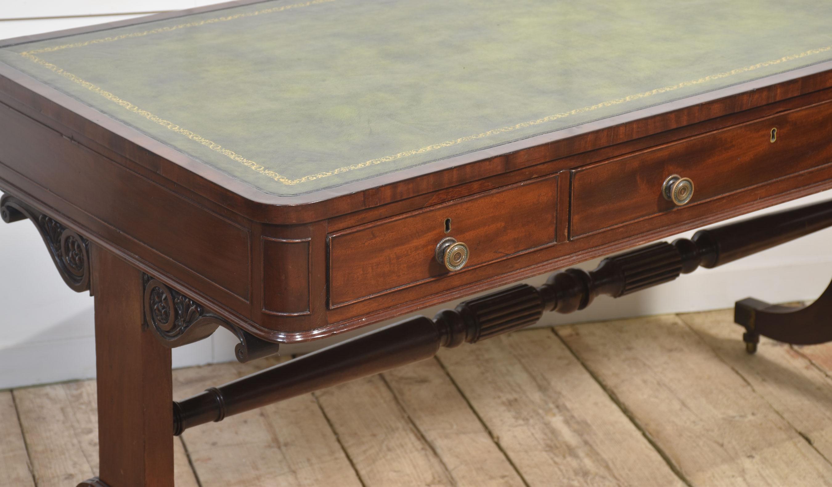 Bois Table de bibliothèque Regency en acajou en vente
