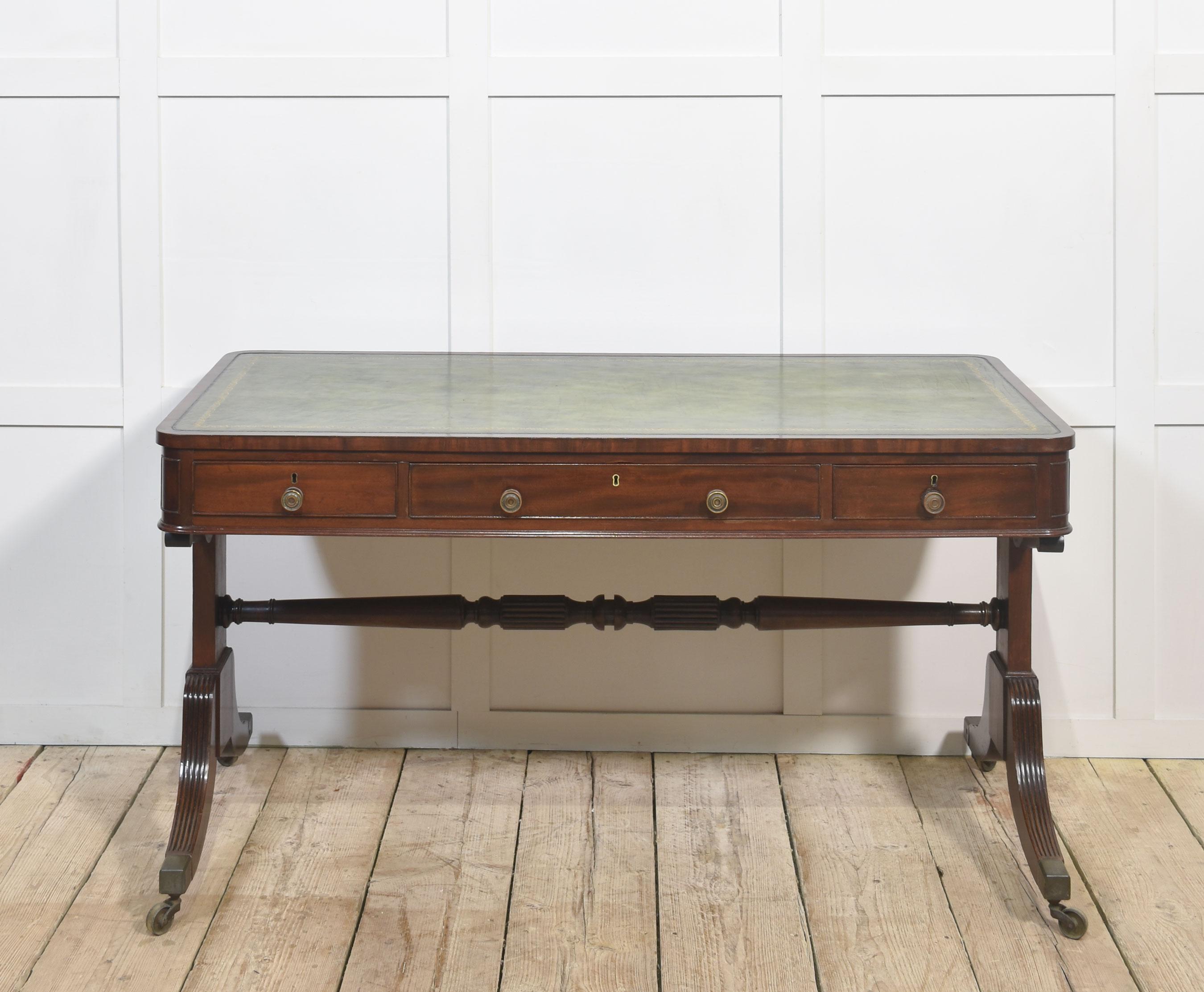 Table de bibliothèque Regency en acajou en vente 1