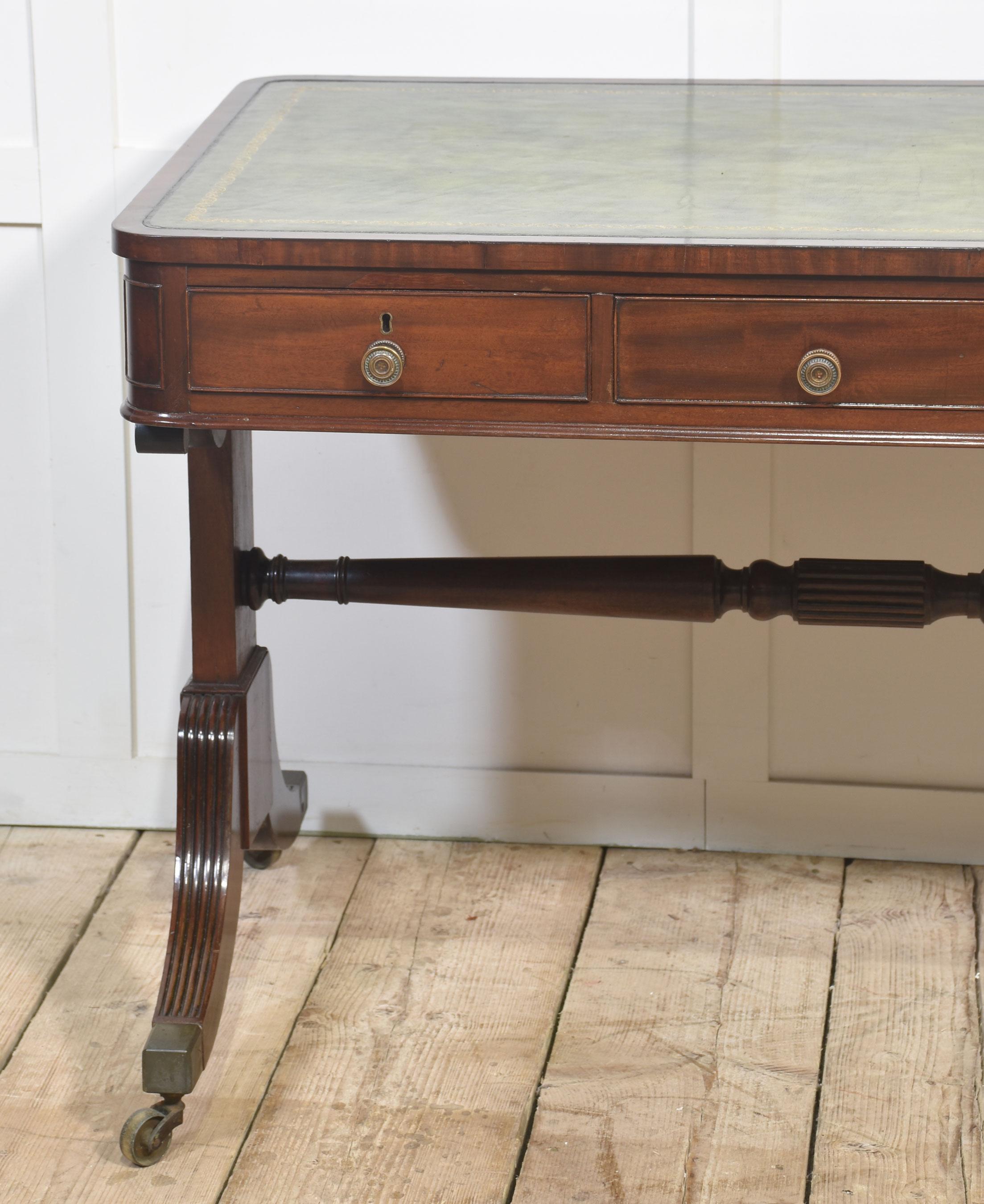 Table de bibliothèque Regency en acajou en vente 2