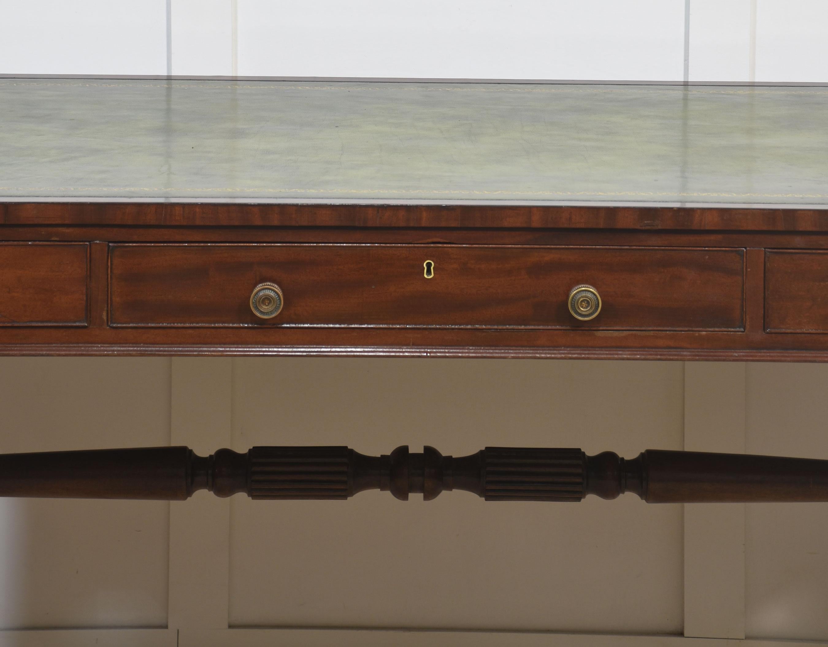 Table de bibliothèque Regency en acajou en vente 3