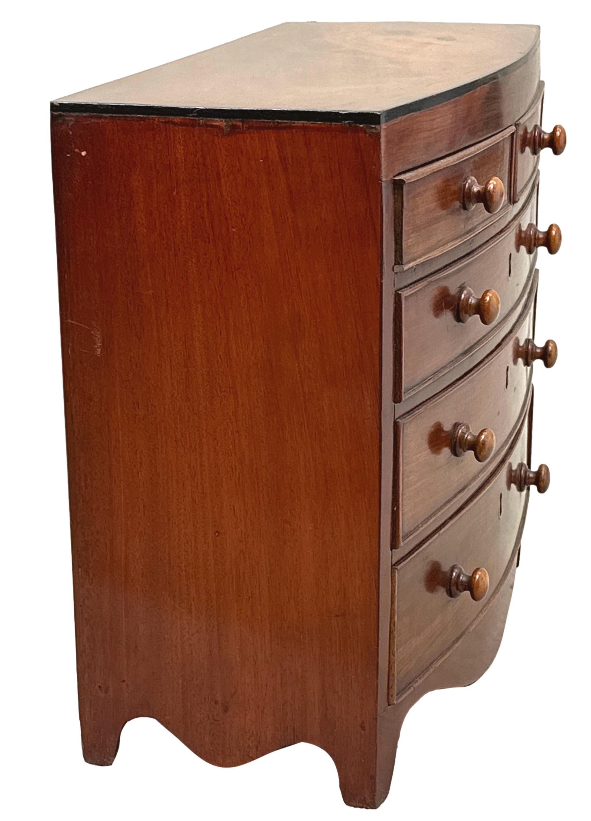 Inglese Cassettone Regency in mogano in miniatura in vendita