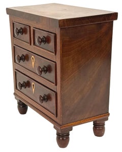 Commode miniature en acajou de style Régence