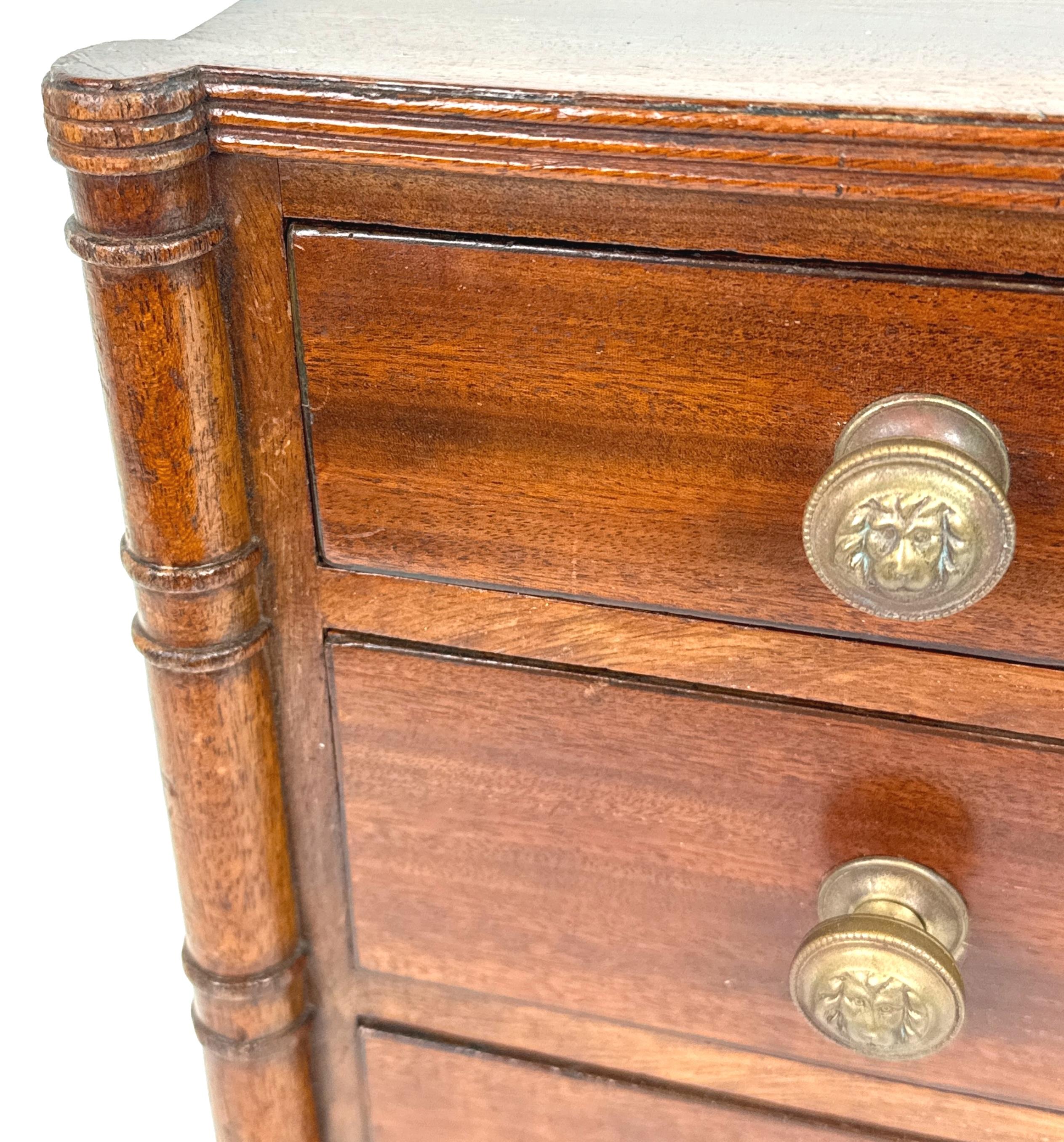 Inglese Cassettiera in miniatura Regency in mogano in vendita