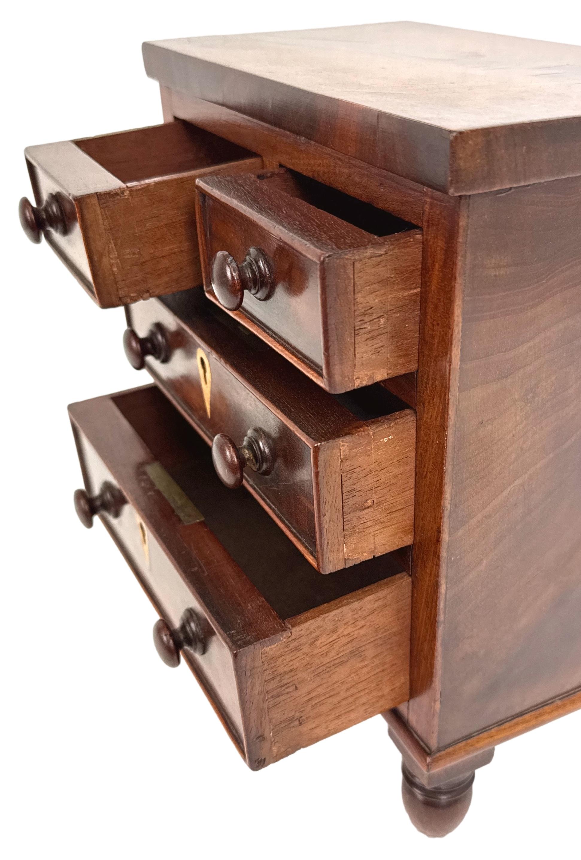 Regency Mahagoni Miniature Kommode von Schubladen im Zustand „Gut“ im Angebot in Bedfordshire, GB
